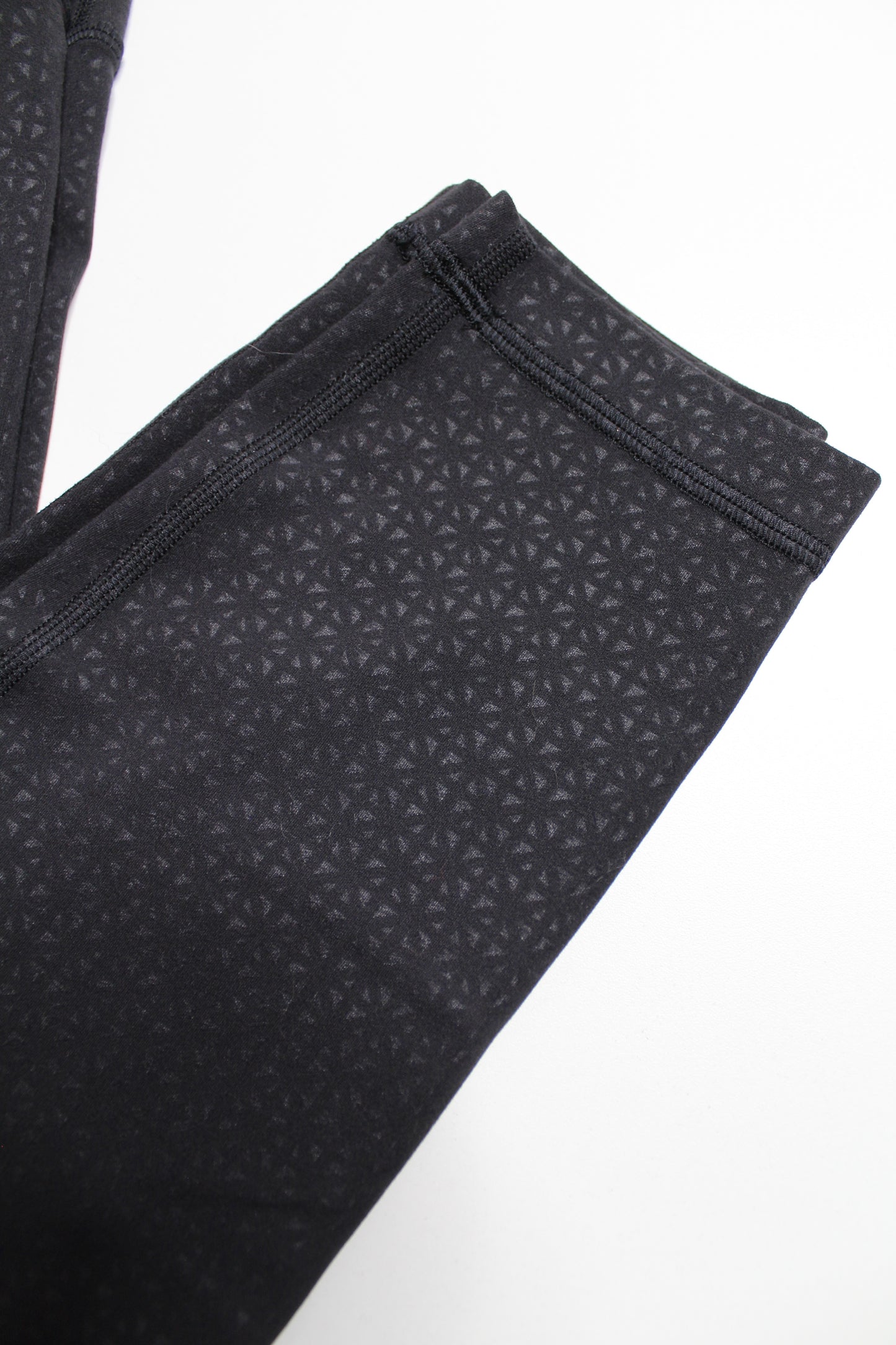 Lululemon black embossed ‘align’ leggings, size 6 (25”)