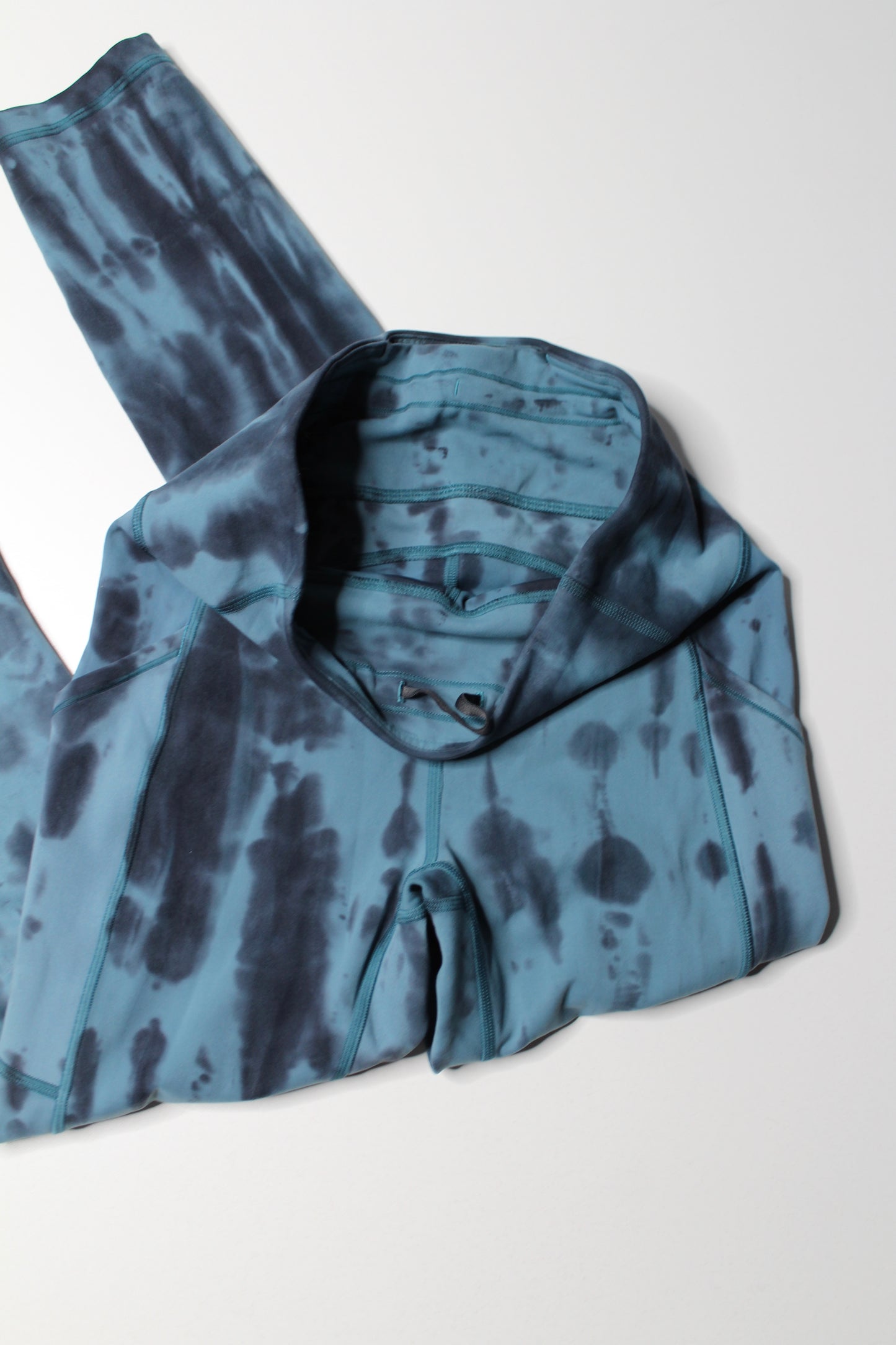 Lululemon forest shibori graphite grey desert teal ‘invigorate high rise’ tights, size 4 (25”) *wash