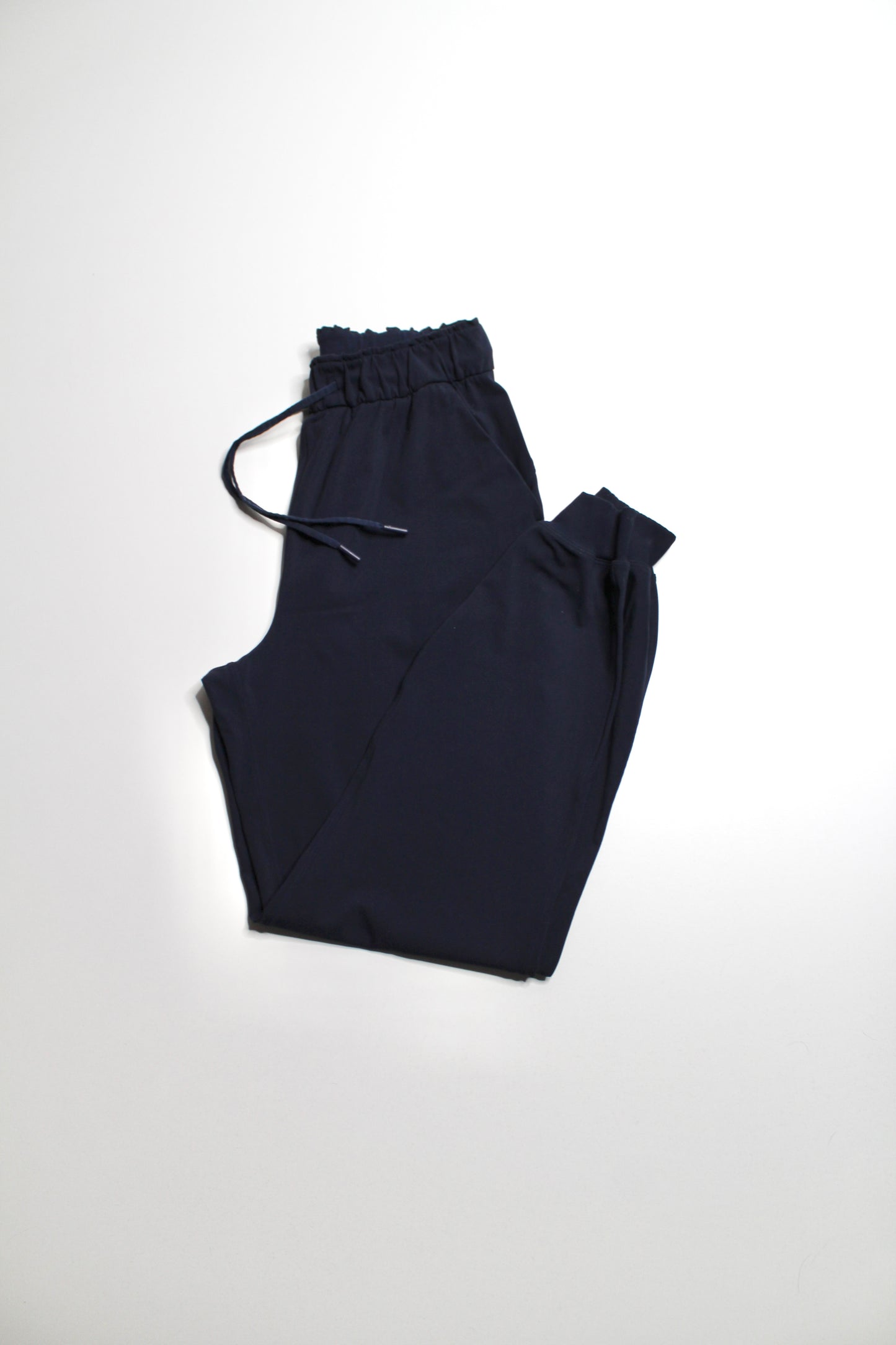 Lululemon navy ‘keep moving’ jogger, size 6