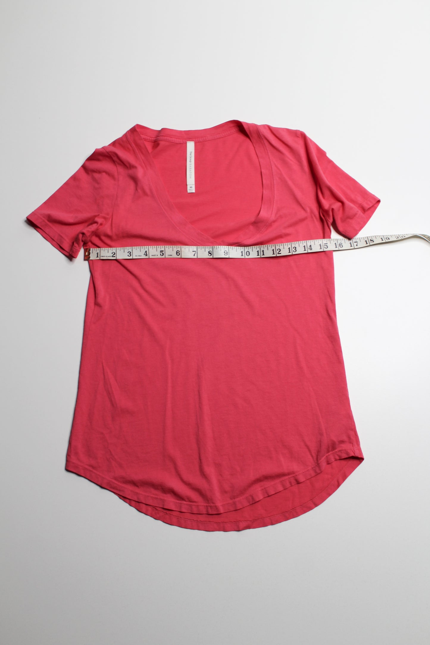 Aritzia Babaton The Group berry ‘everyday’ scoop neck t shirt, size xs (relaxed fit)