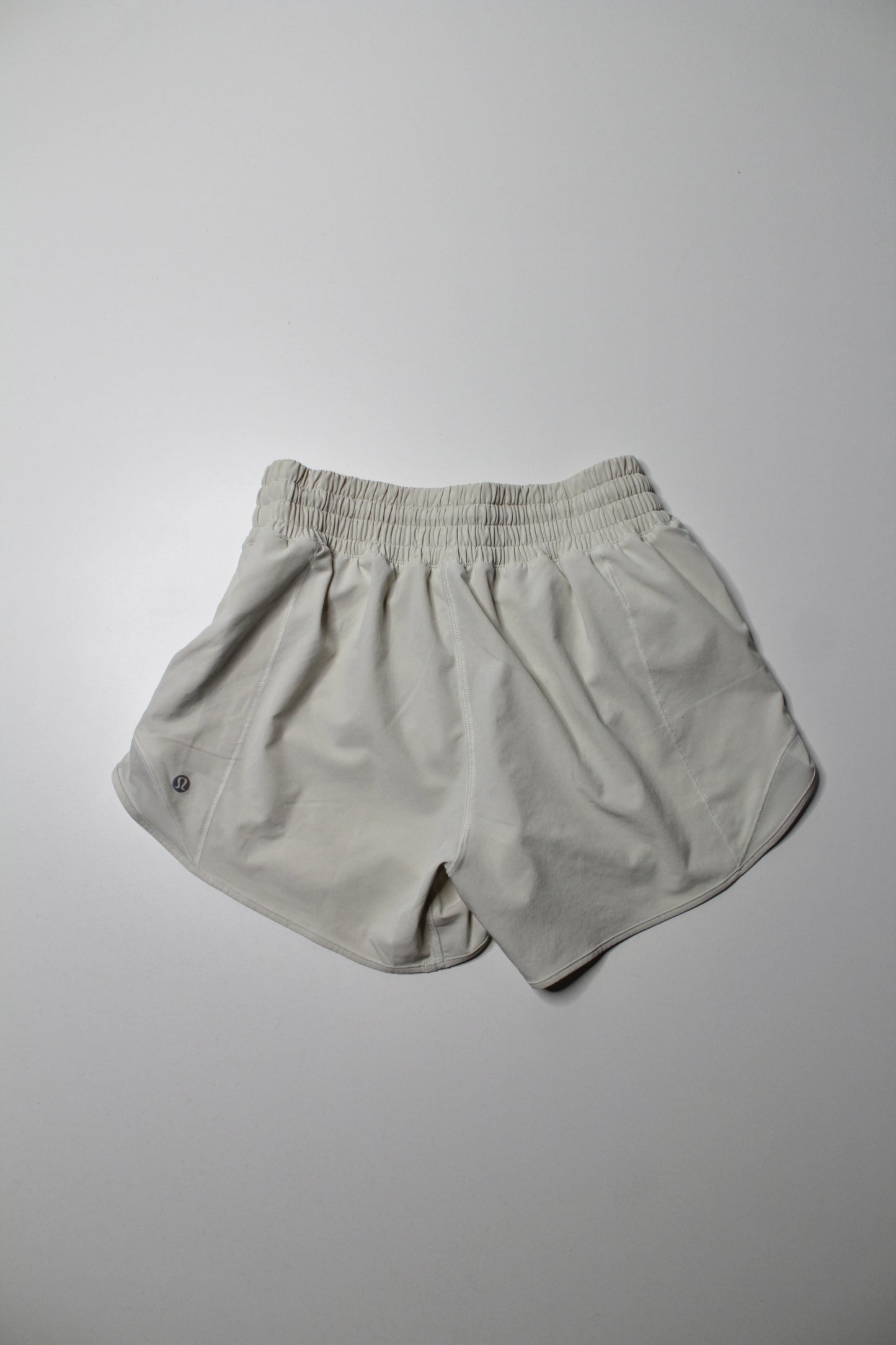 Lululemon bone high rise ‘hotty hot’ shorts, size 4 (4”)