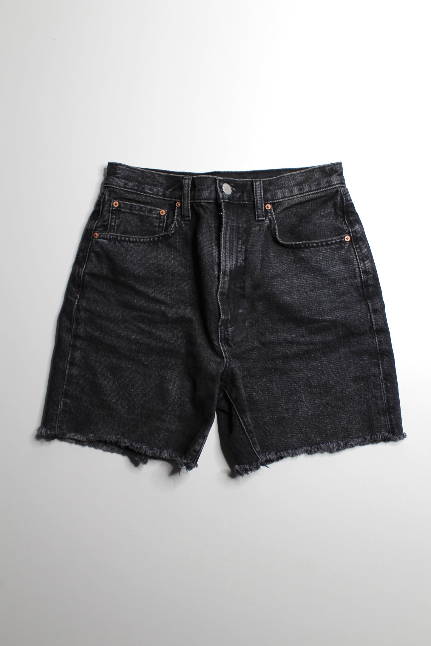 Aritzia Denim Forum black ‘boyfriend loose mid thigh’ jean shorts, size 26