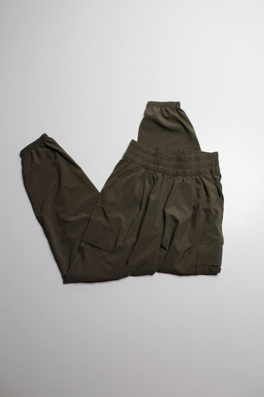 Vuori olive lightweight boyfriend cargo jogger, size xs (relaxed fit)
