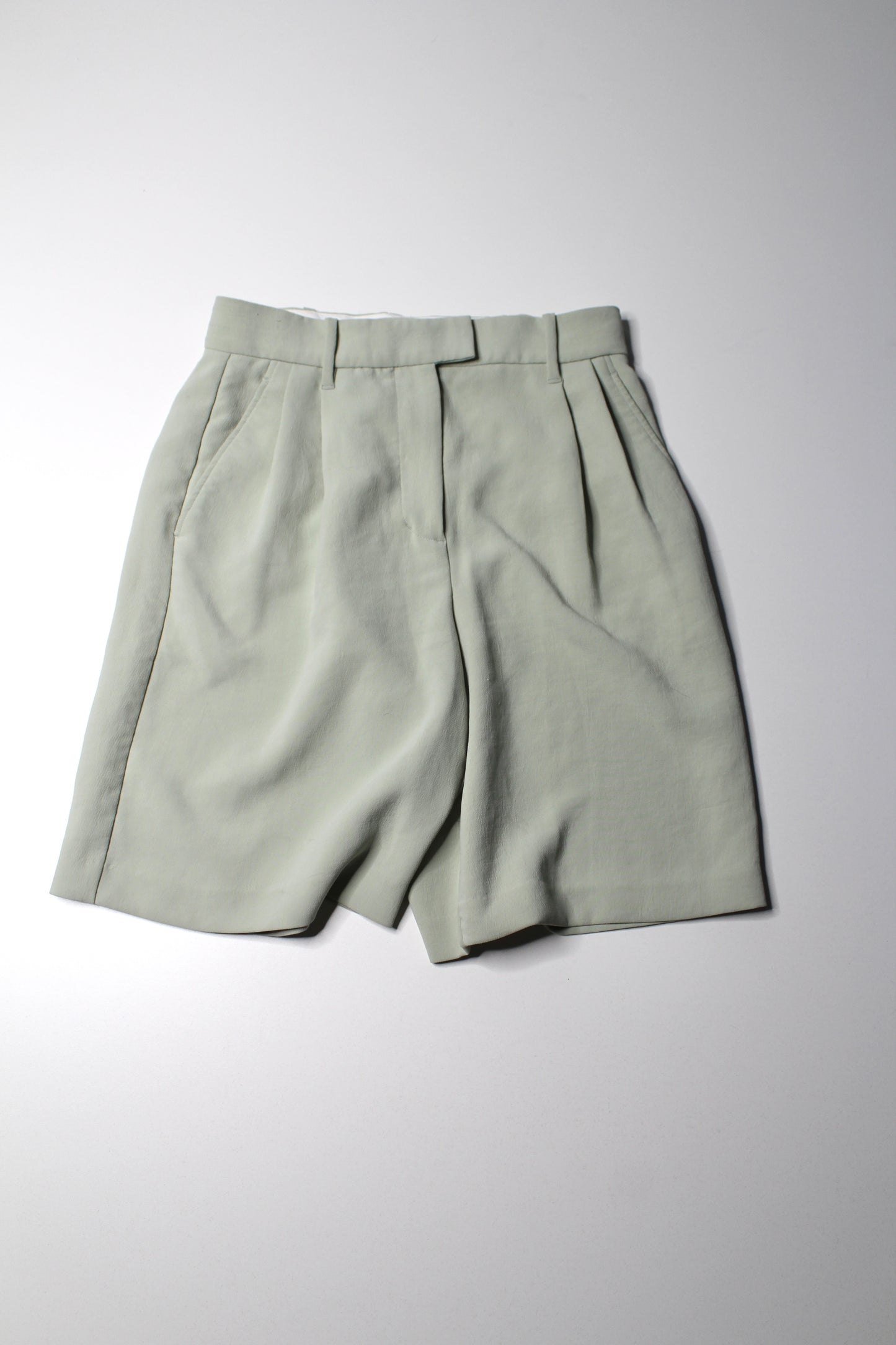 Aritzia Wilfred light green high waisted ‘effortless’ shorts, size 2 (size xs/small)