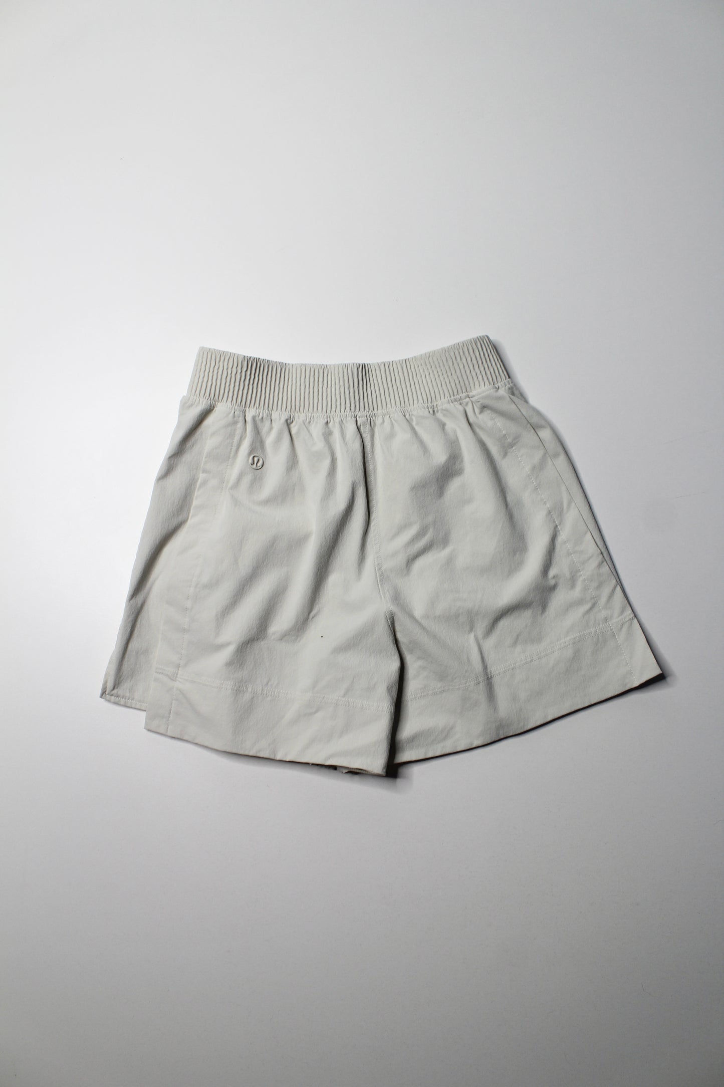 Lululemon bone ‘stretch woven relaxed-fit high-rise’ short, size xs (4")