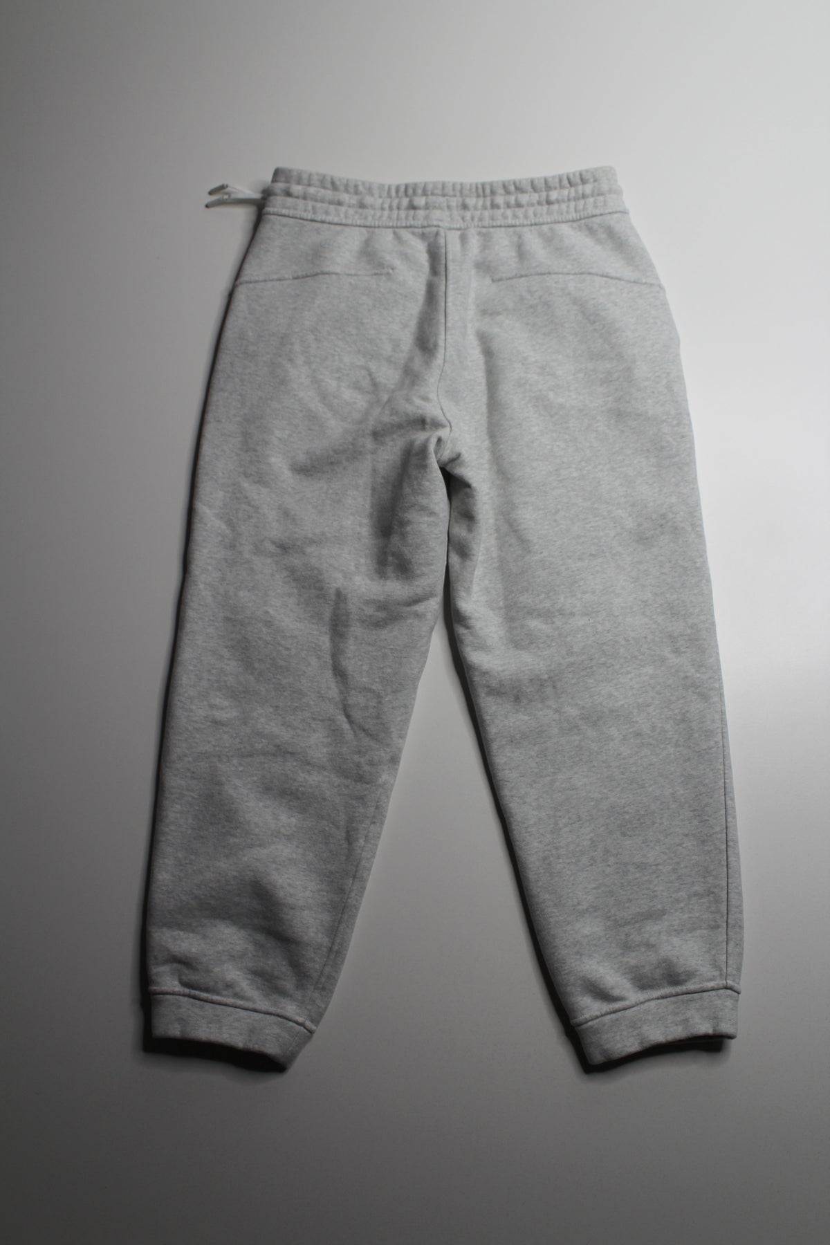 Lululemon light heathered grey ‘scuba’ cropped joggers, size 6 (23”)