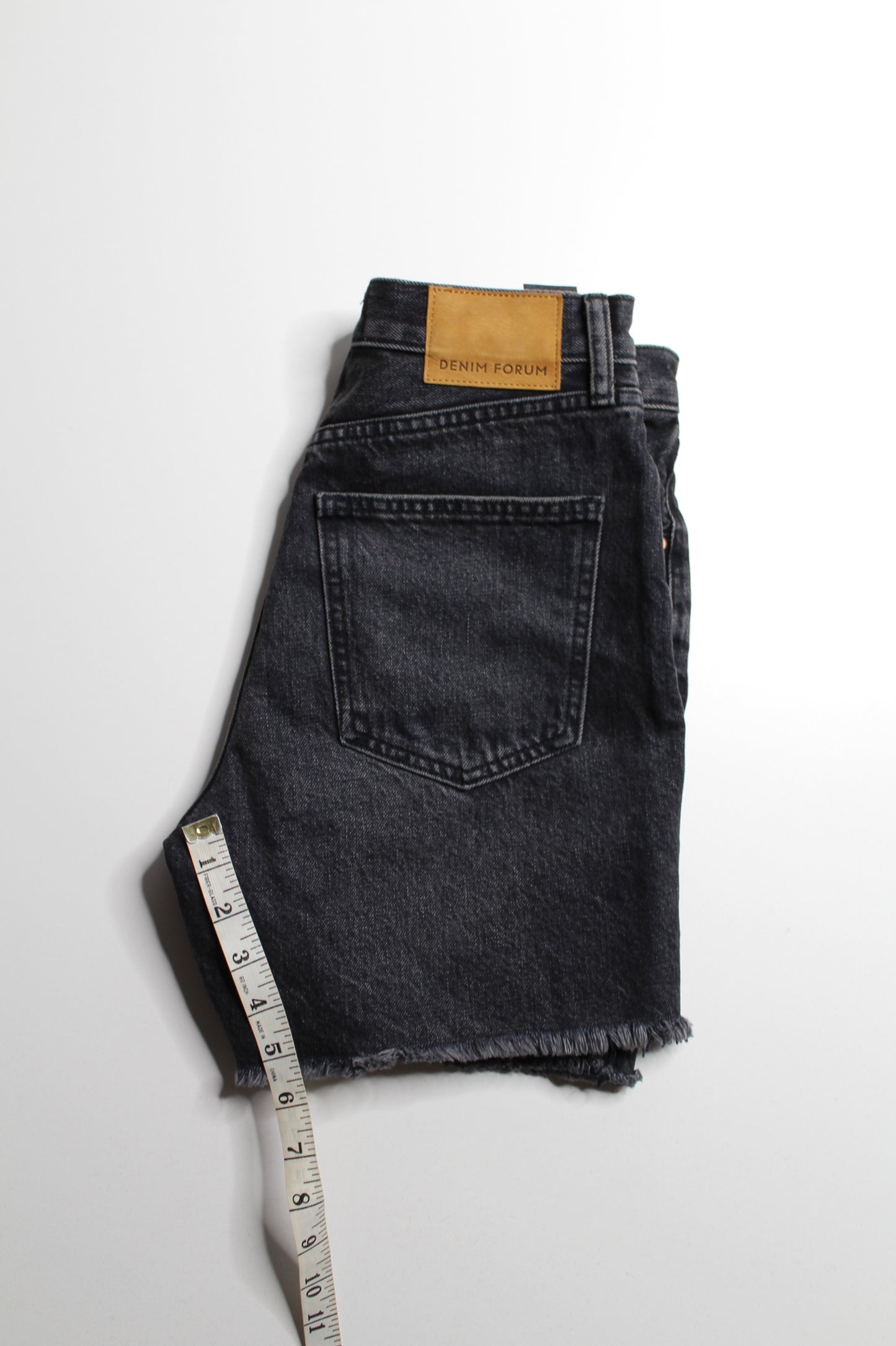 Aritzia Denim Forum black ‘boyfriend loose mid thigh’ jean shorts, size 26