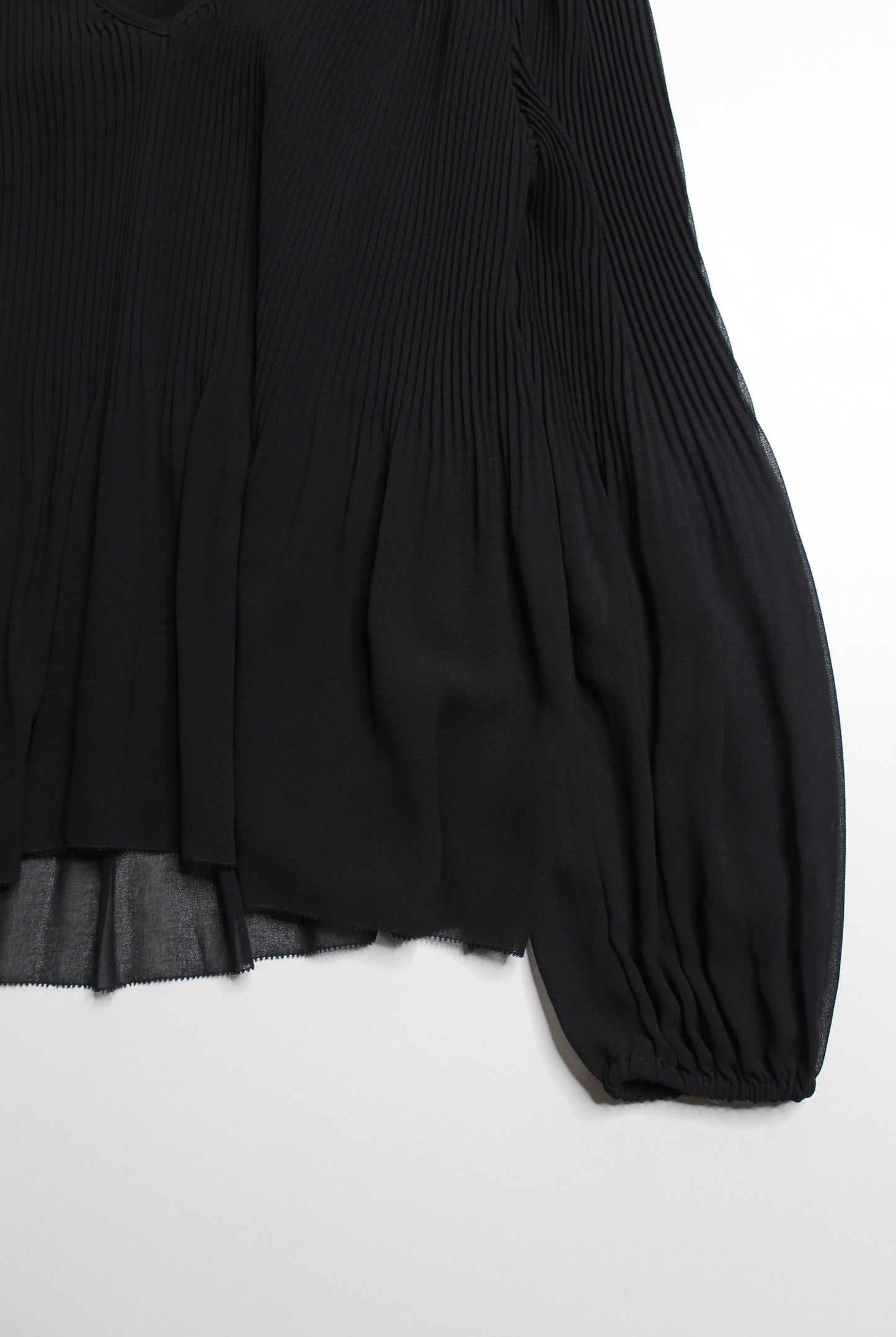 Aritzia wilfred black daydreamer v neck blouse, size xxs (loose fit)