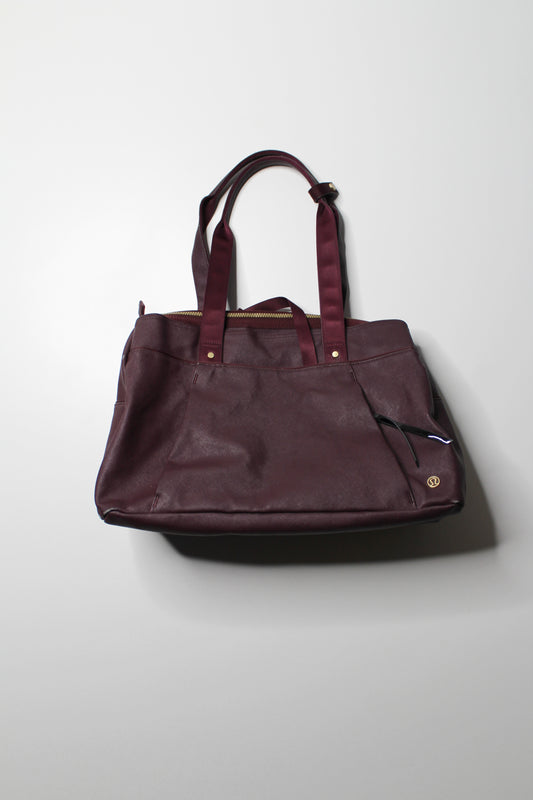 Lululemon bordeaux drama ‘om the day’ gym/weekend bag