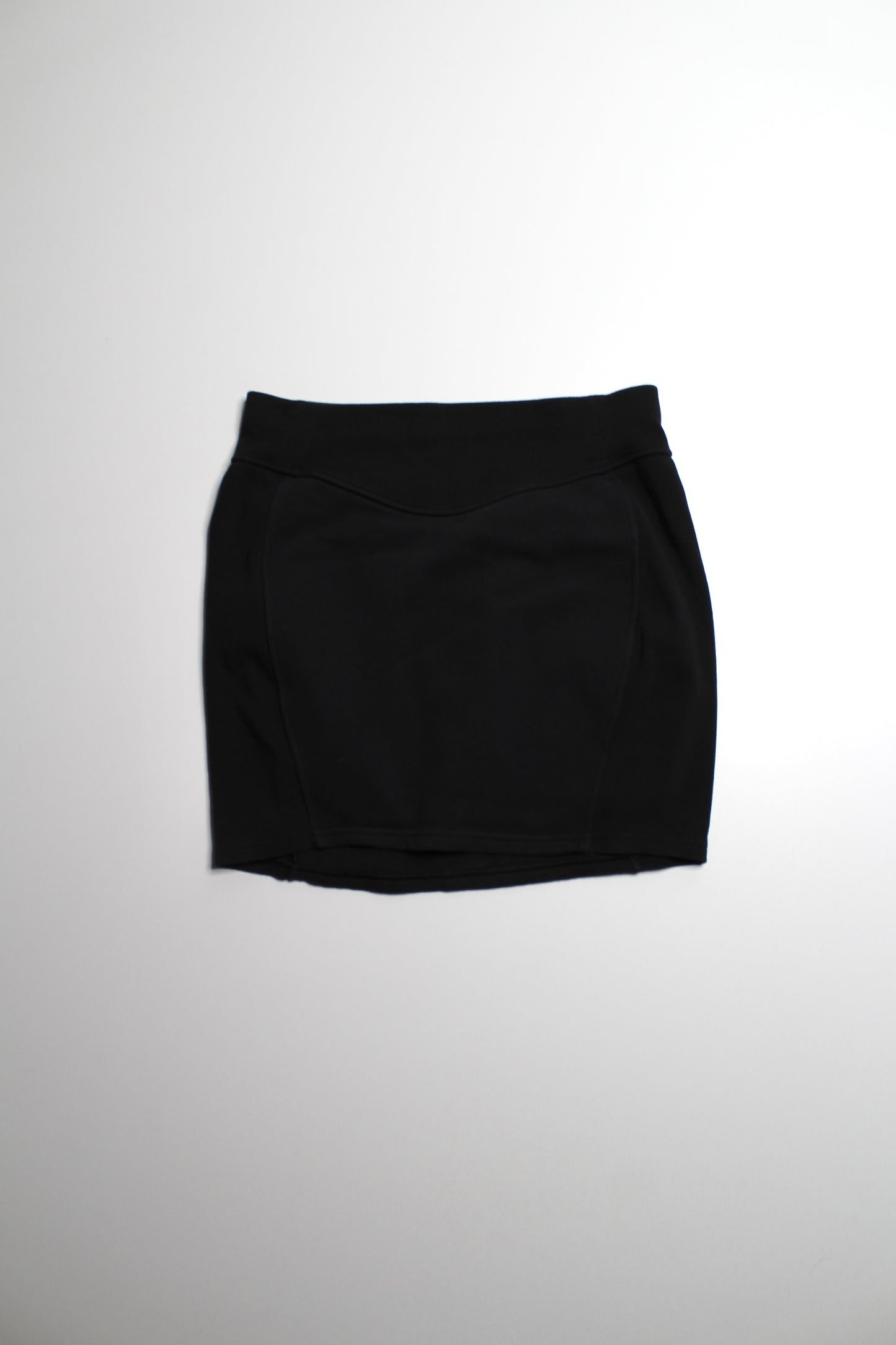 Lululemon black ‘scuba high rise mini’ skirt, size medium (fits 6/8)