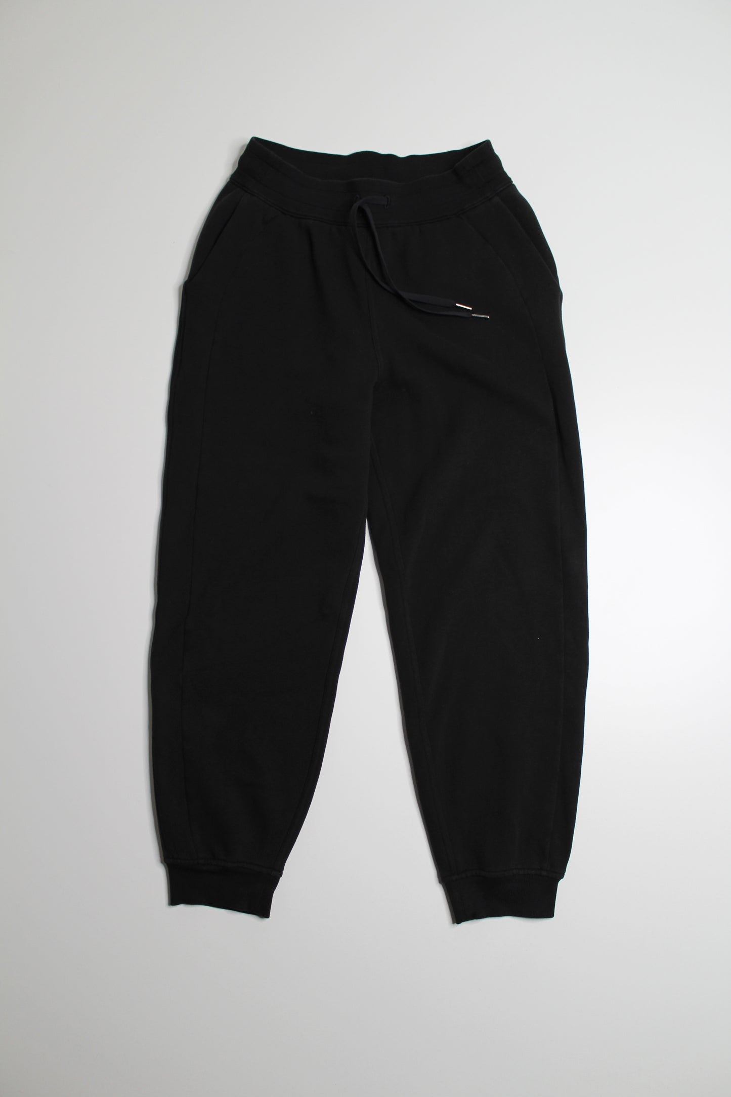 Lululemon black scuba relaxed high rise jogger, size 6 (28”)