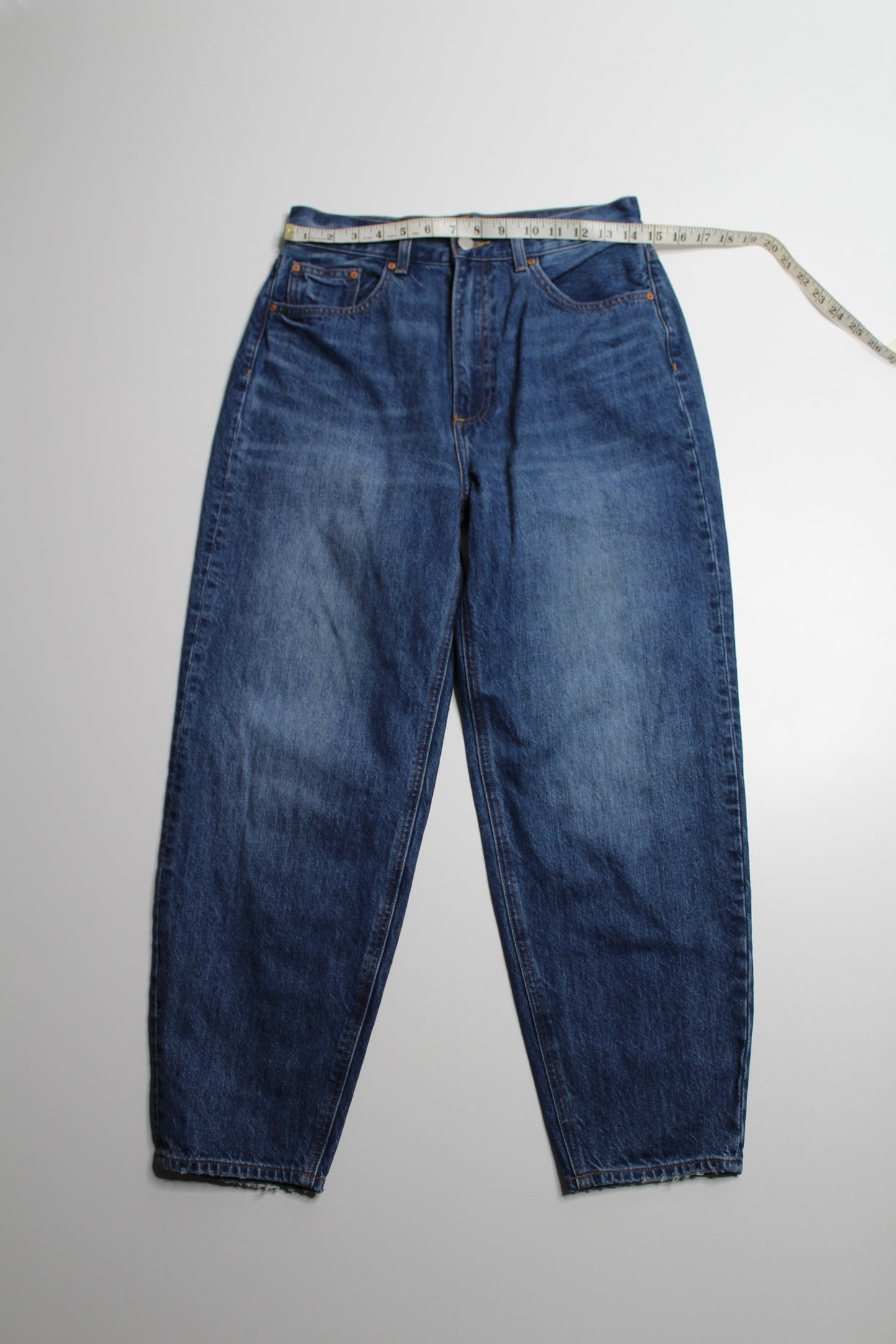 Aritzia Denim Forum high rise ‘Gia carrot’ jean, no size. Fits like 28 (28L)
