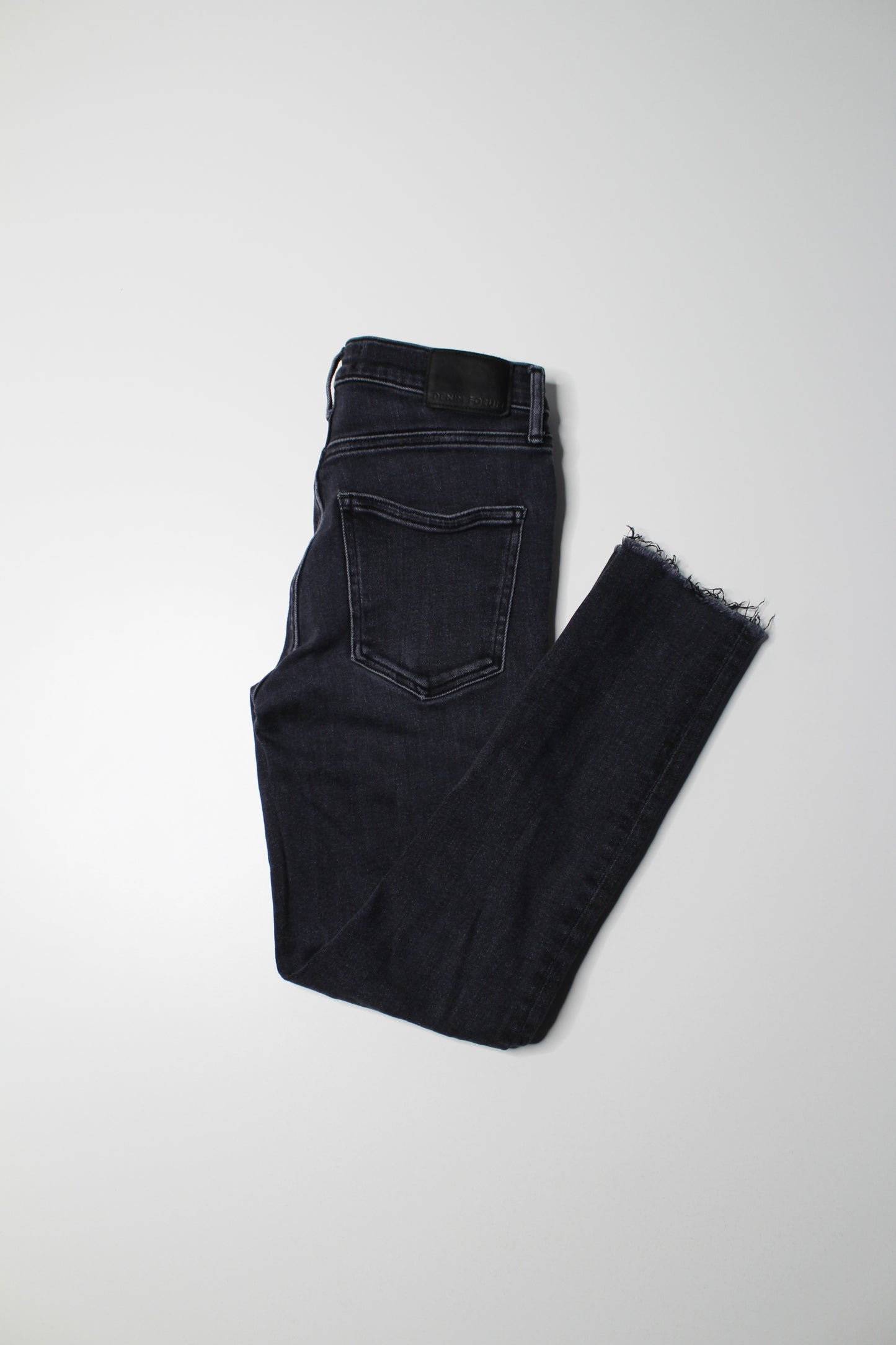 Aritzia Denim Forum black eyeliner ‘nico mid rise skinny crop’ jeans, size 27