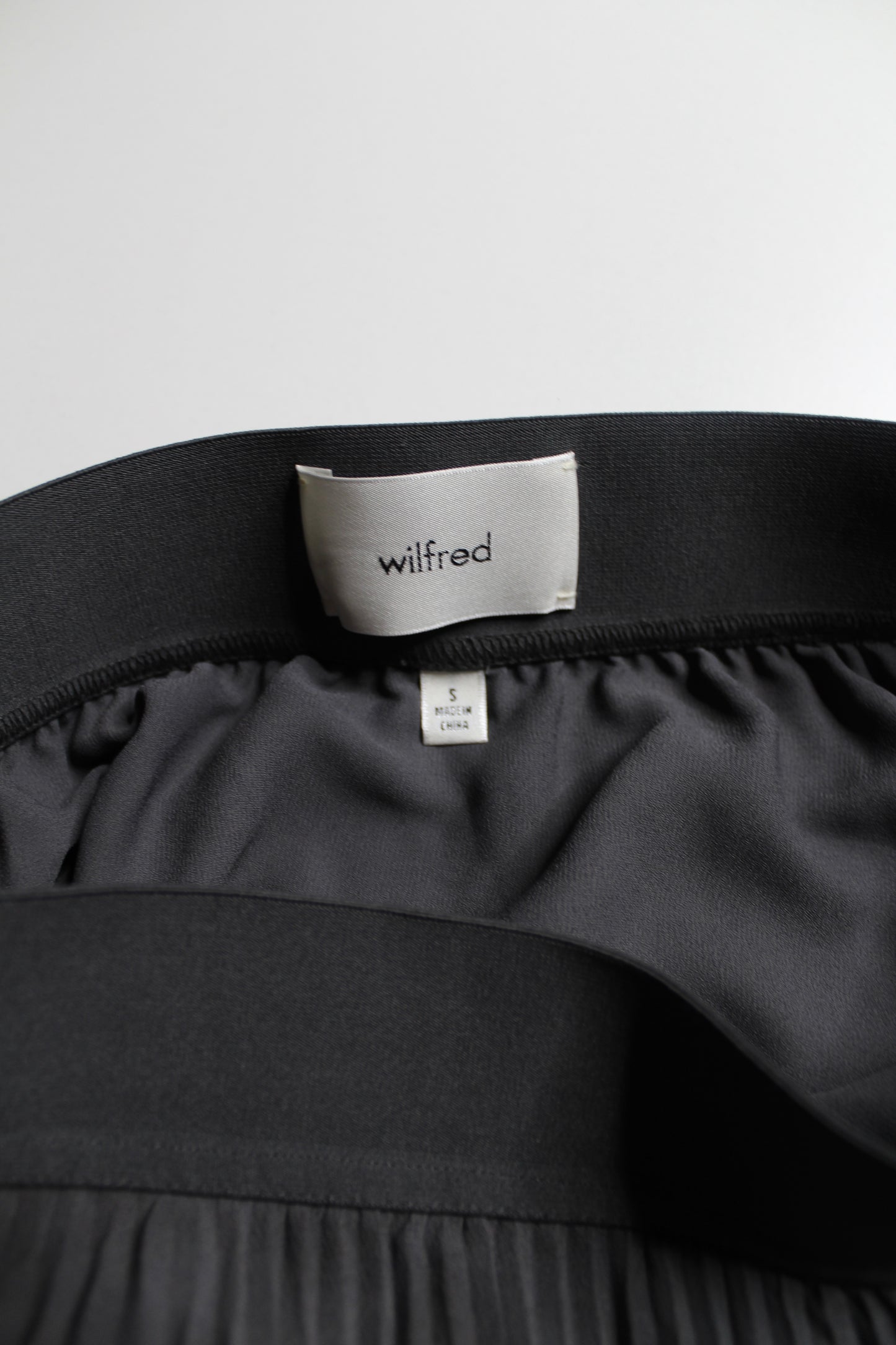 Aritzia Wilfred dark grey tie dye ‘twirl’ skirt, size small