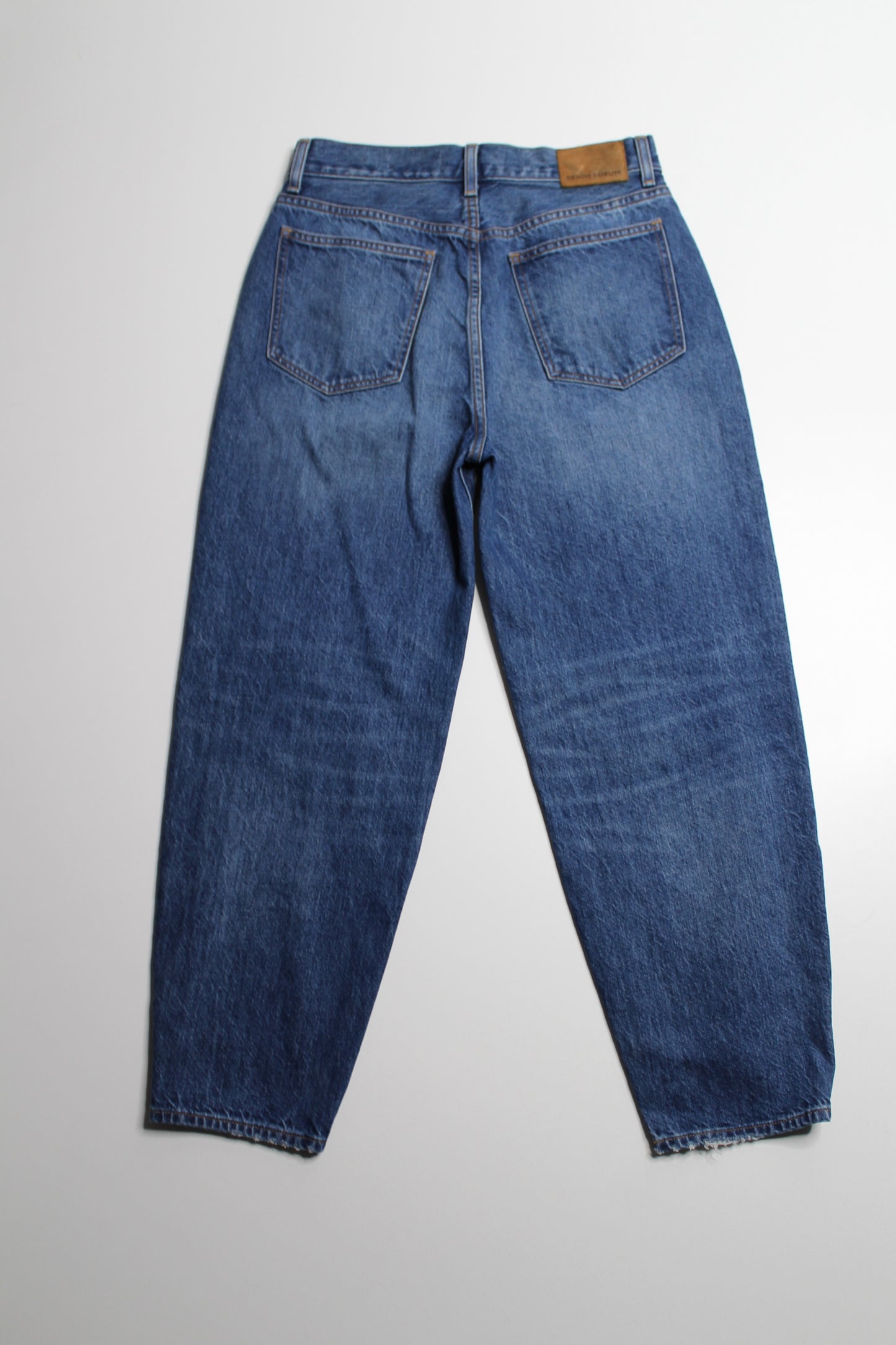 Aritzia Denim Forum high rise ‘Gia carrot’ jean, no size. Fits like 28 (28L)