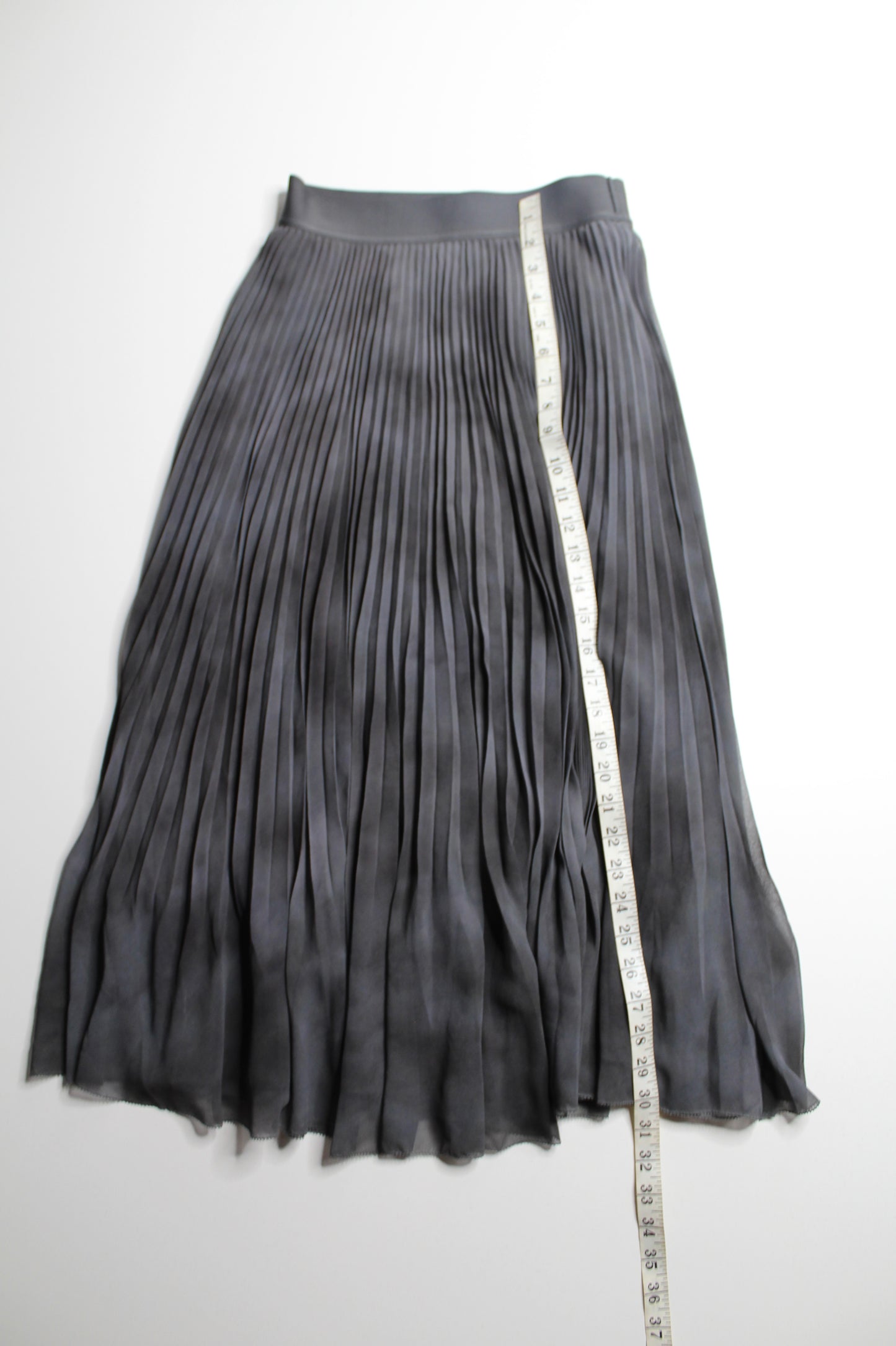 Aritzia Wilfred dark grey tie dye ‘twirl’ skirt, size small