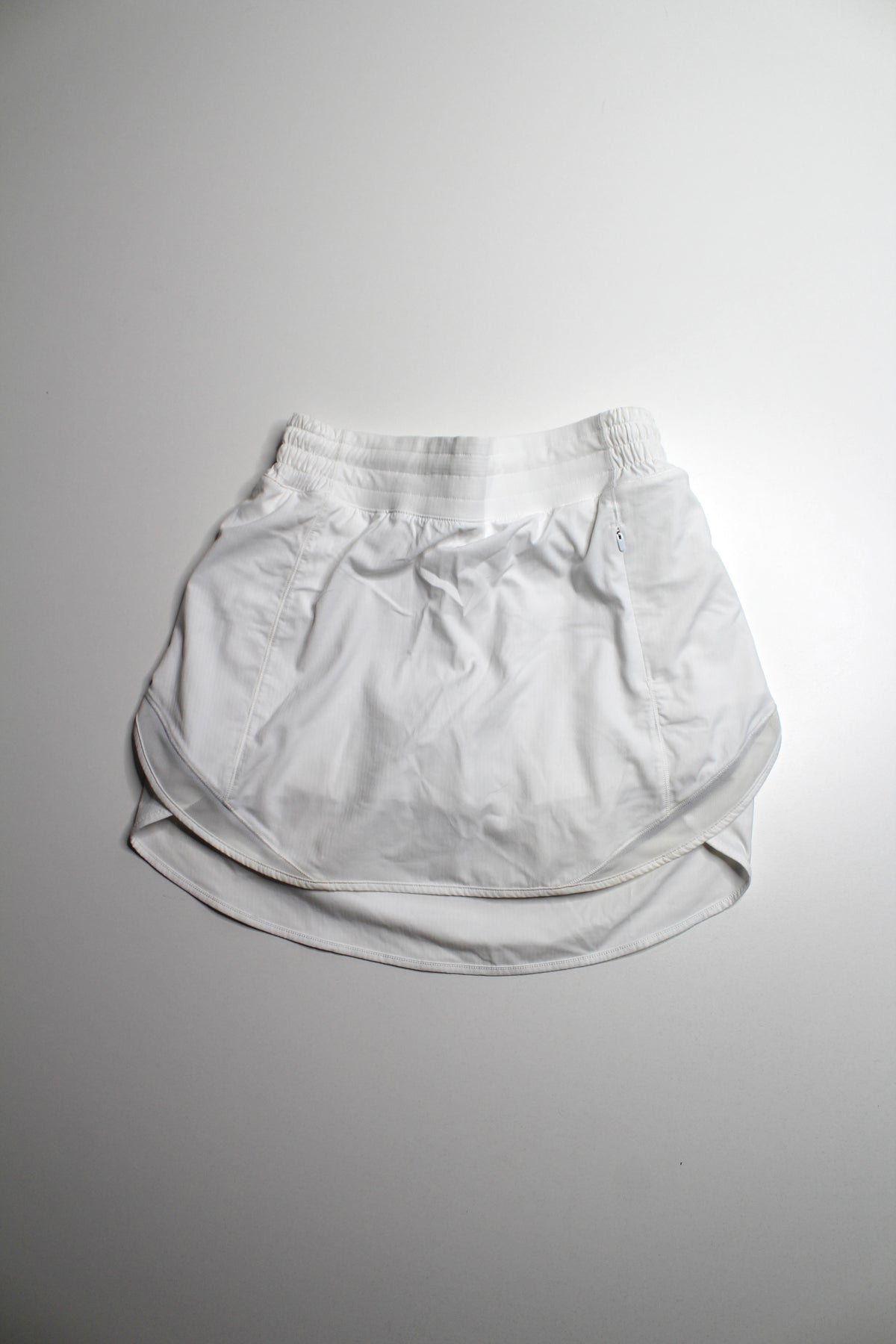 Lululemon white ‘hotty hot’ skirt, size 4