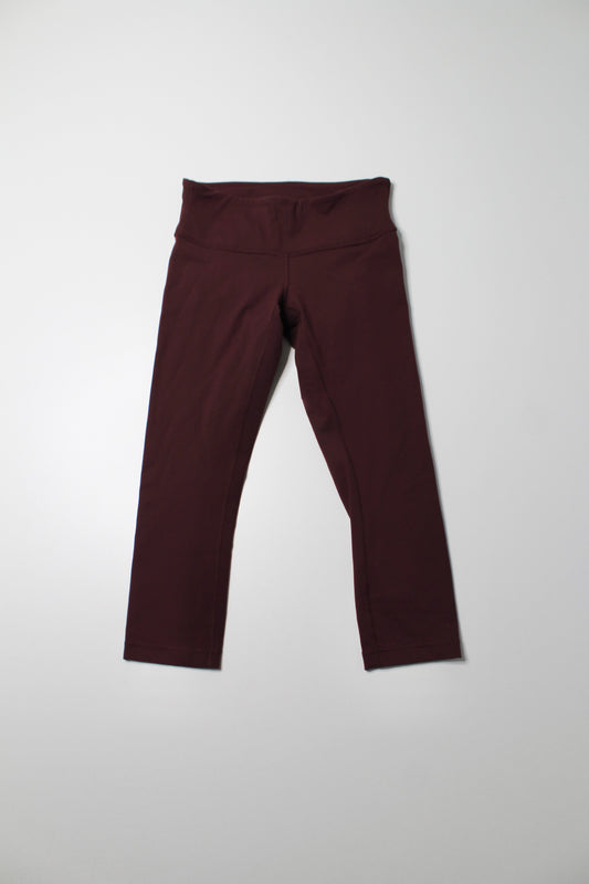 Lululemon maroon ‘wunder under’ crop legging, size 6 (21”) *regular rise