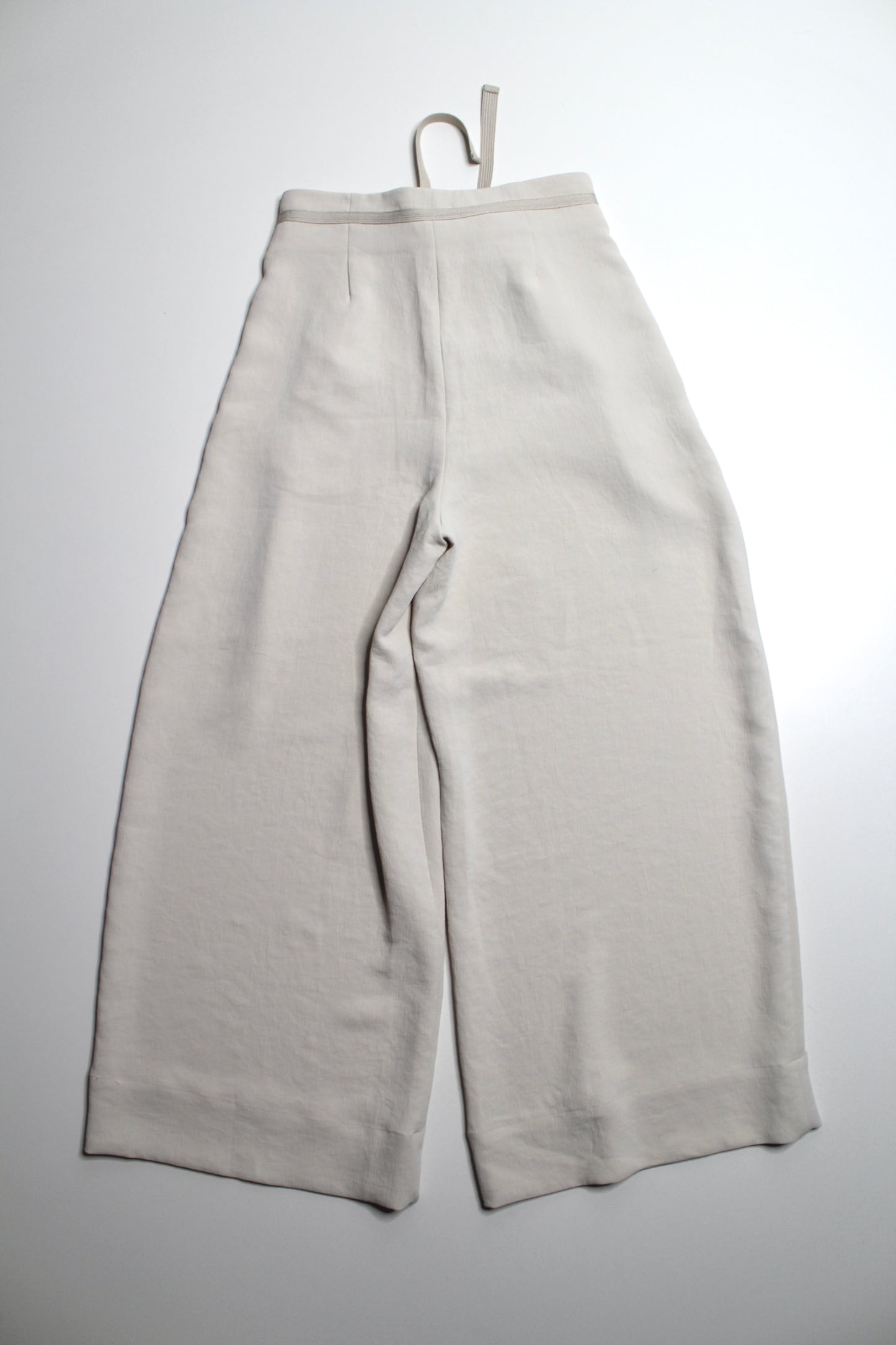 Aritzia Wilfred beige wide leg pleated cropped pant, size 6 (26”) (size small)