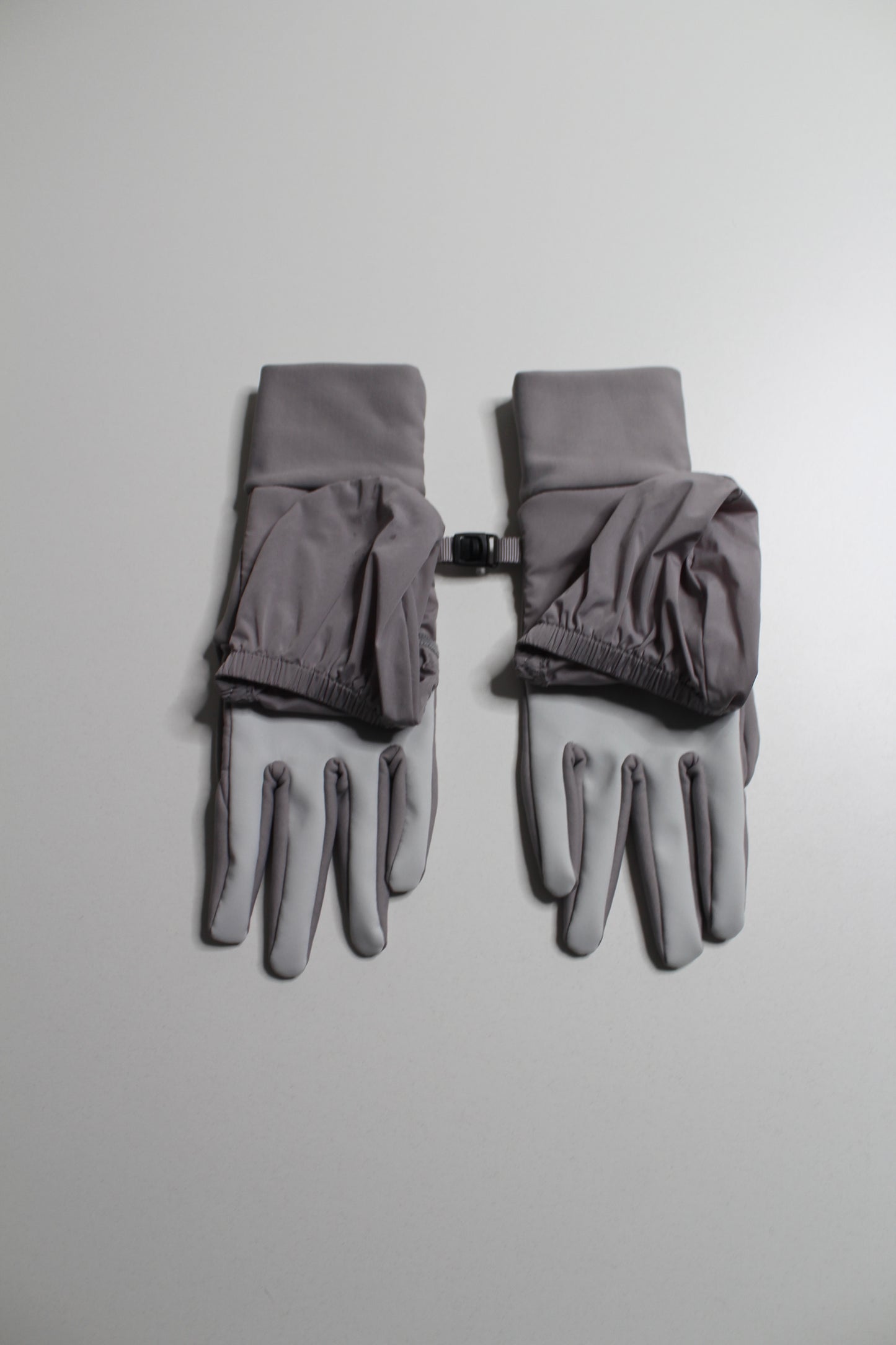 Lululemon dark chrome/silver ice run fast gloves