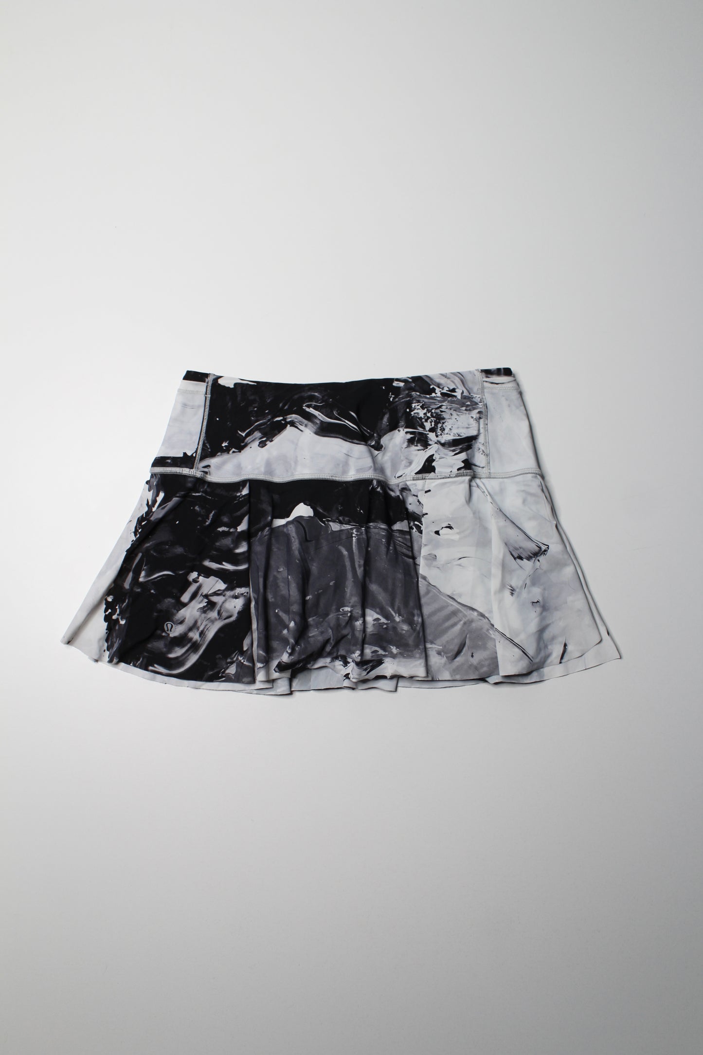 Lululemon biggie pigment wave white black ‘hit your stride’ skirt, size 6 (sale: was $30)