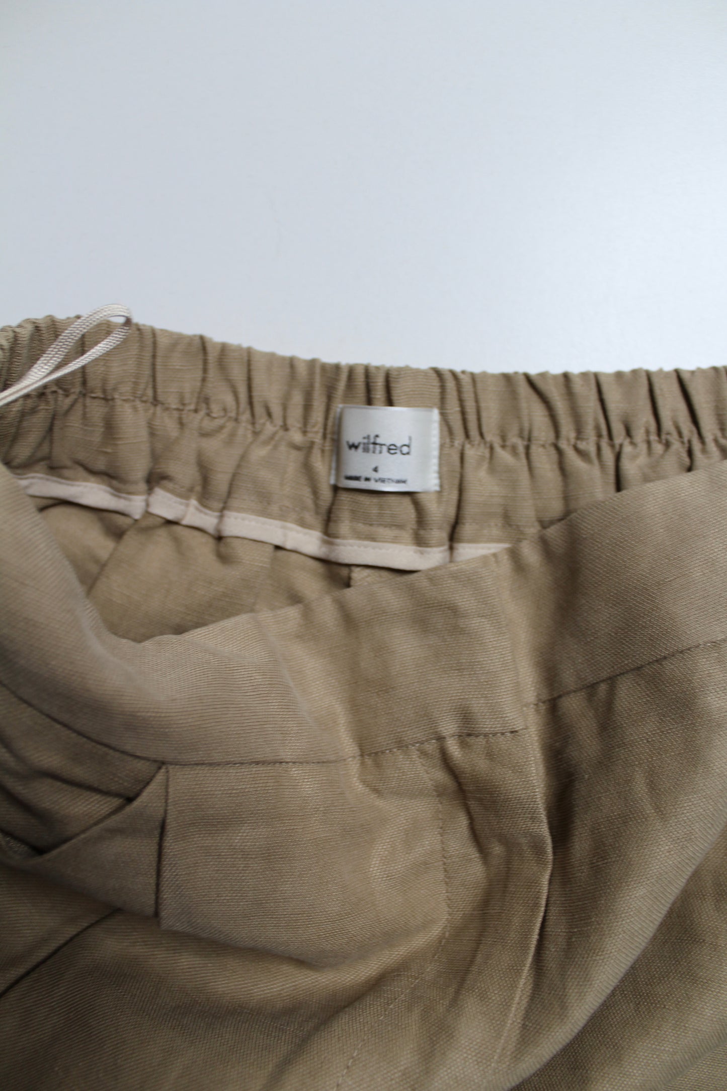 Aritzia Wilfred tan linen shorts, size 4