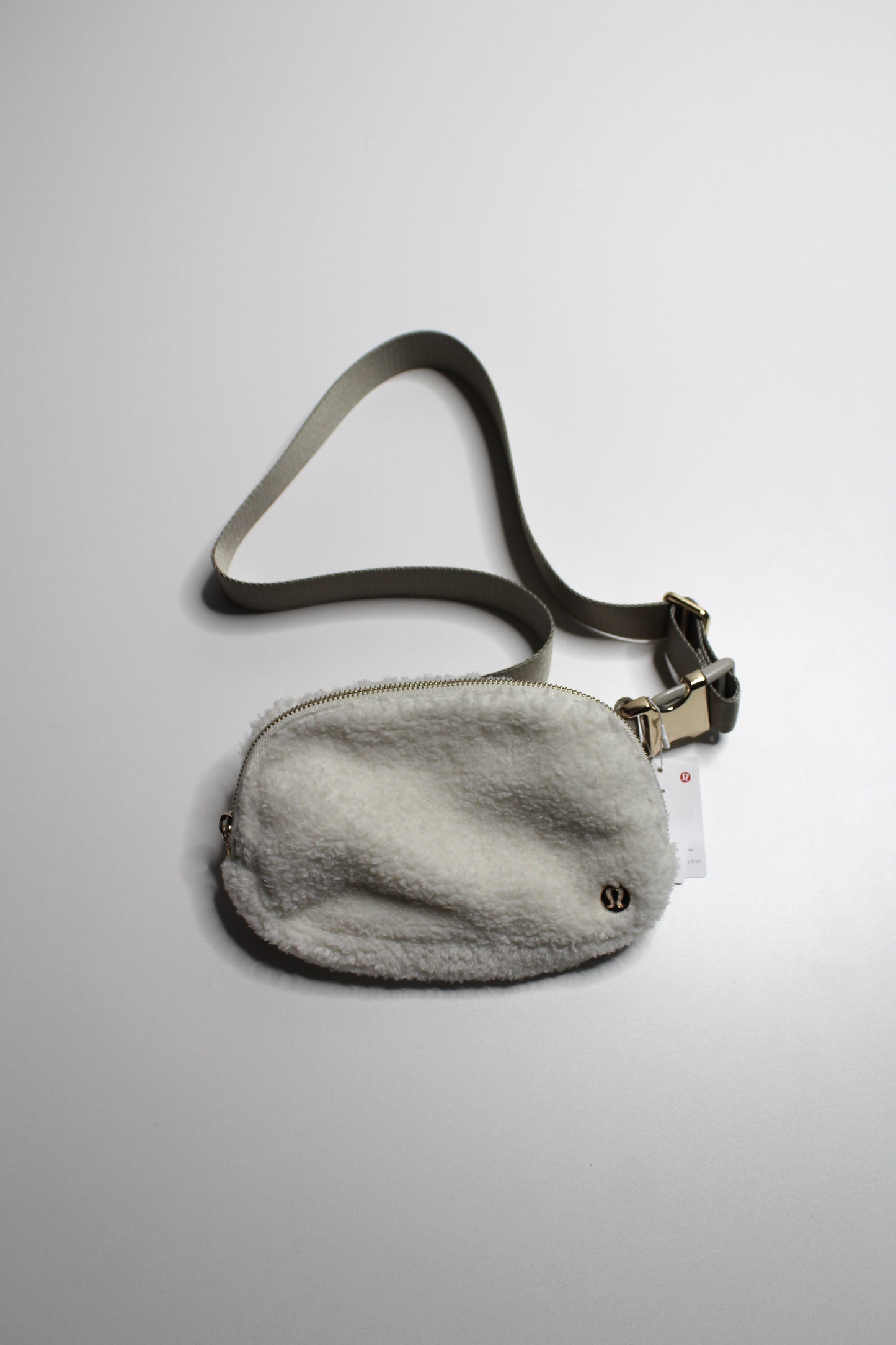 Lululemon light ivory 'everywhere fleece' belt bag *1L *new with tags