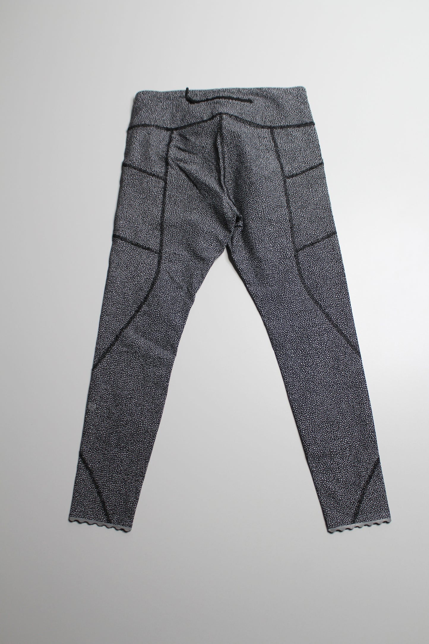 Lululemon chakra print alpine white black ‘tight stuff’ tights size 8 *full on luxtreme