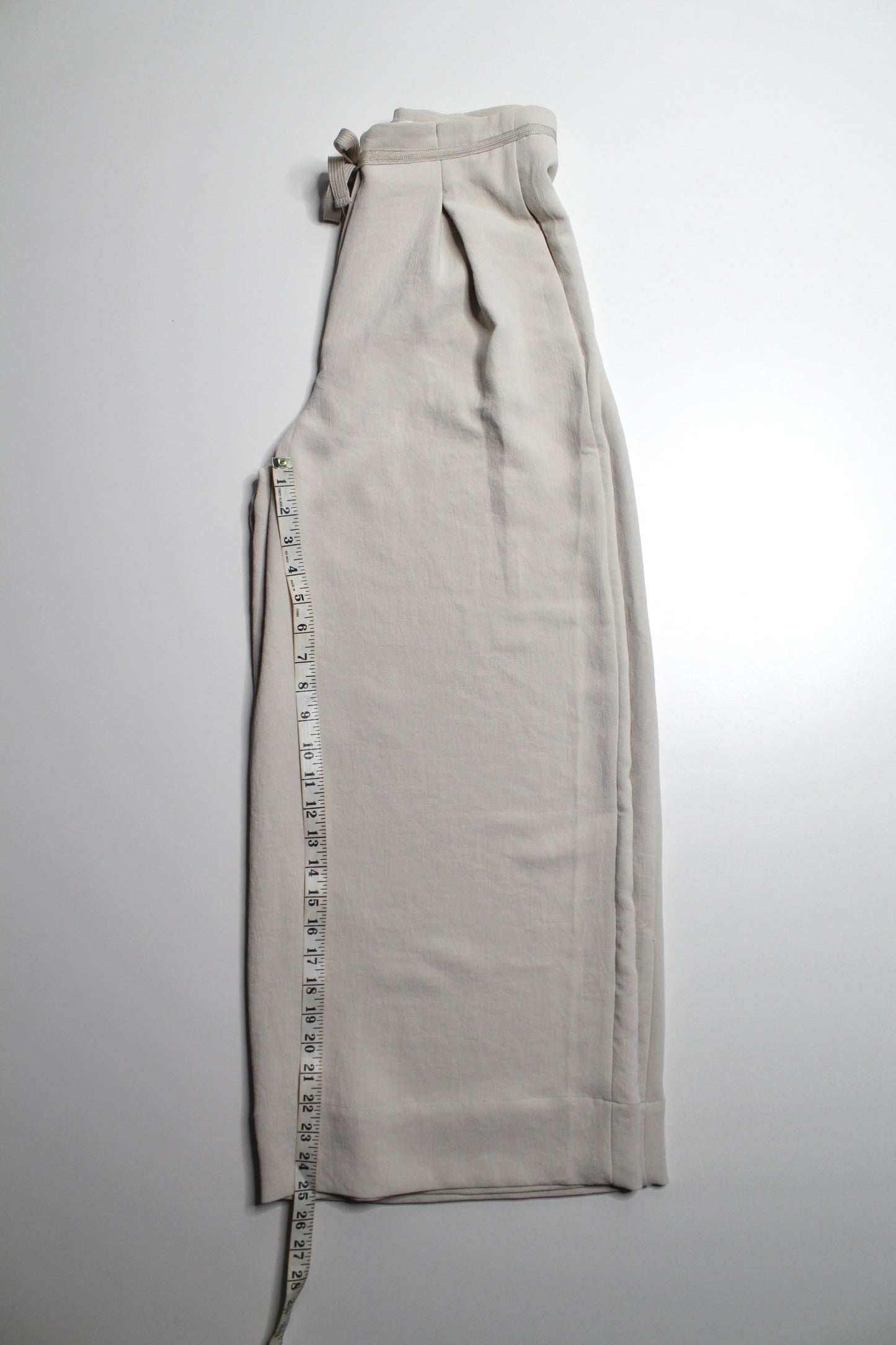 Aritzia Wilfred beige wide leg pleated cropped pant, size 6 (26”) (size small)