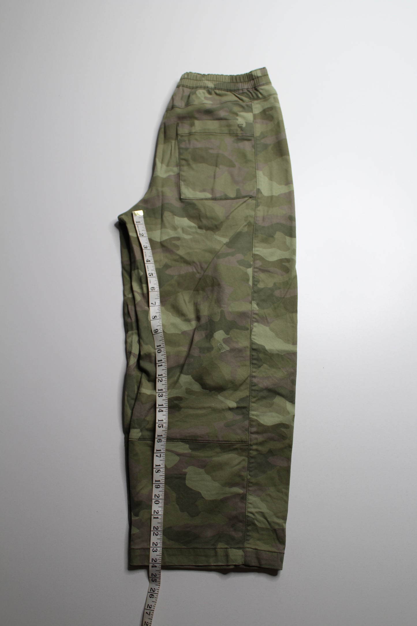 Gap elastic waist green camo barrel leg jeans, size xs (oversized) Fits like loose small