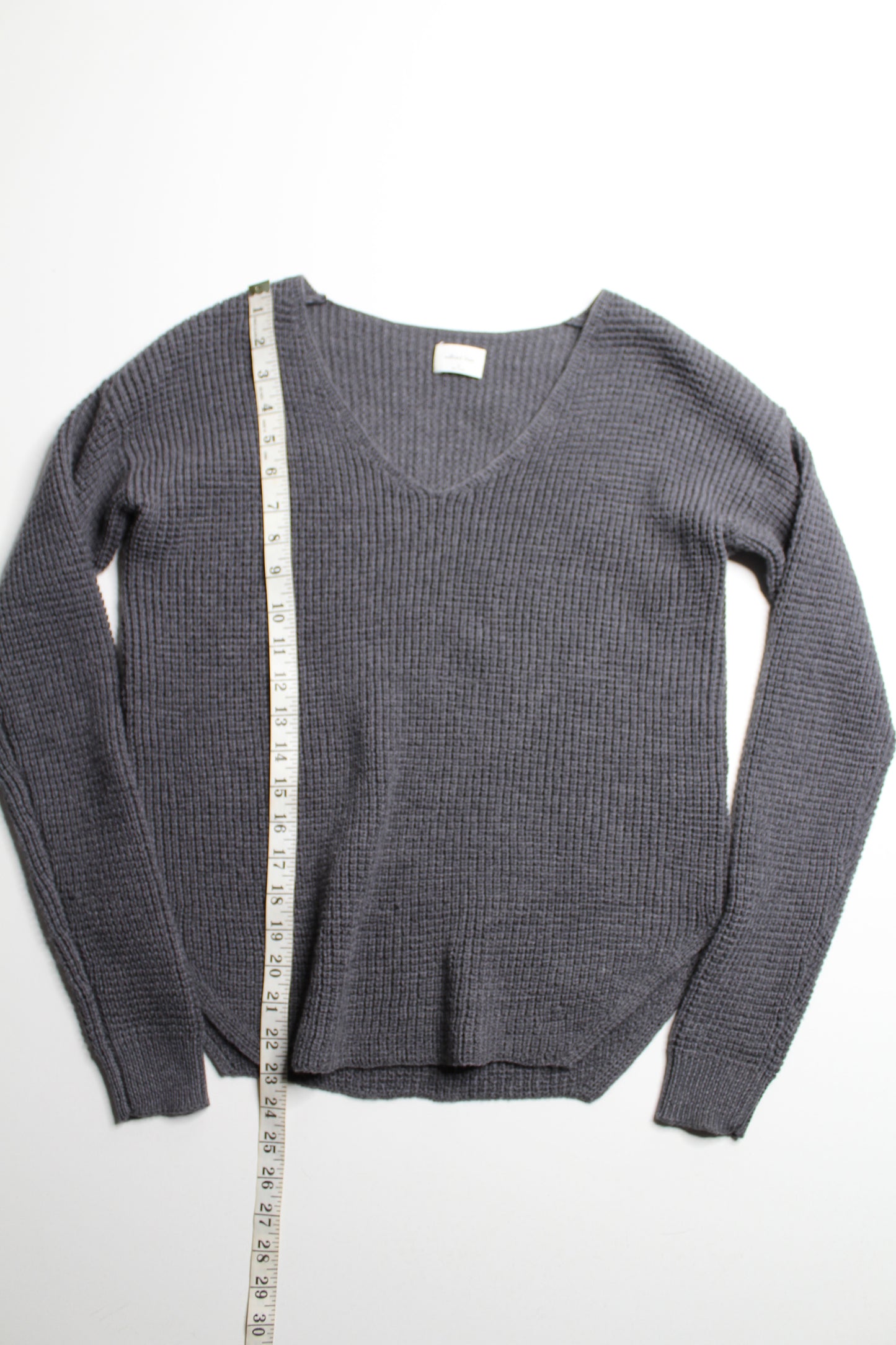Aritzia Wilfred Free dark grey v neck knitted sweater, size xs