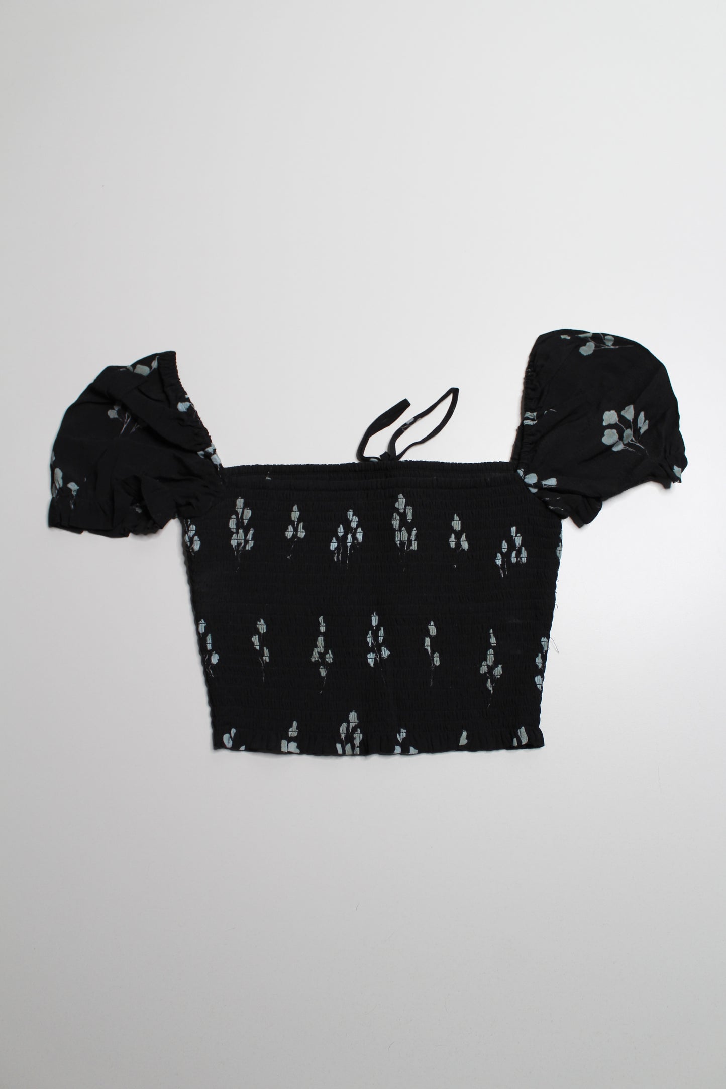 Aritzia Wilfred black floral smocked cropped puff short sleeve blouse, size small