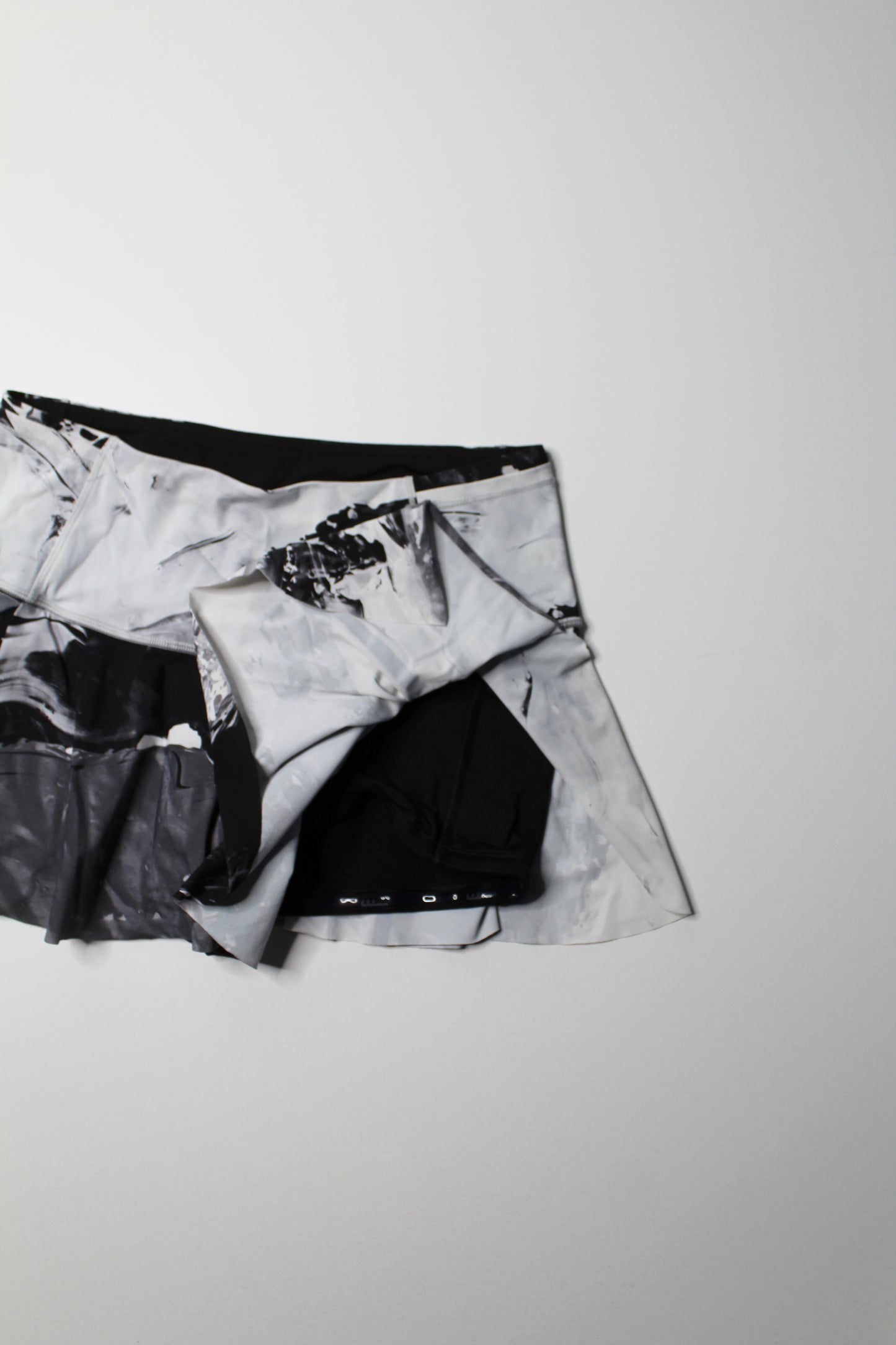 Lululemon biggie pigment wave white black ‘hit your stride’ skirt, size 6 (sale: was $30)