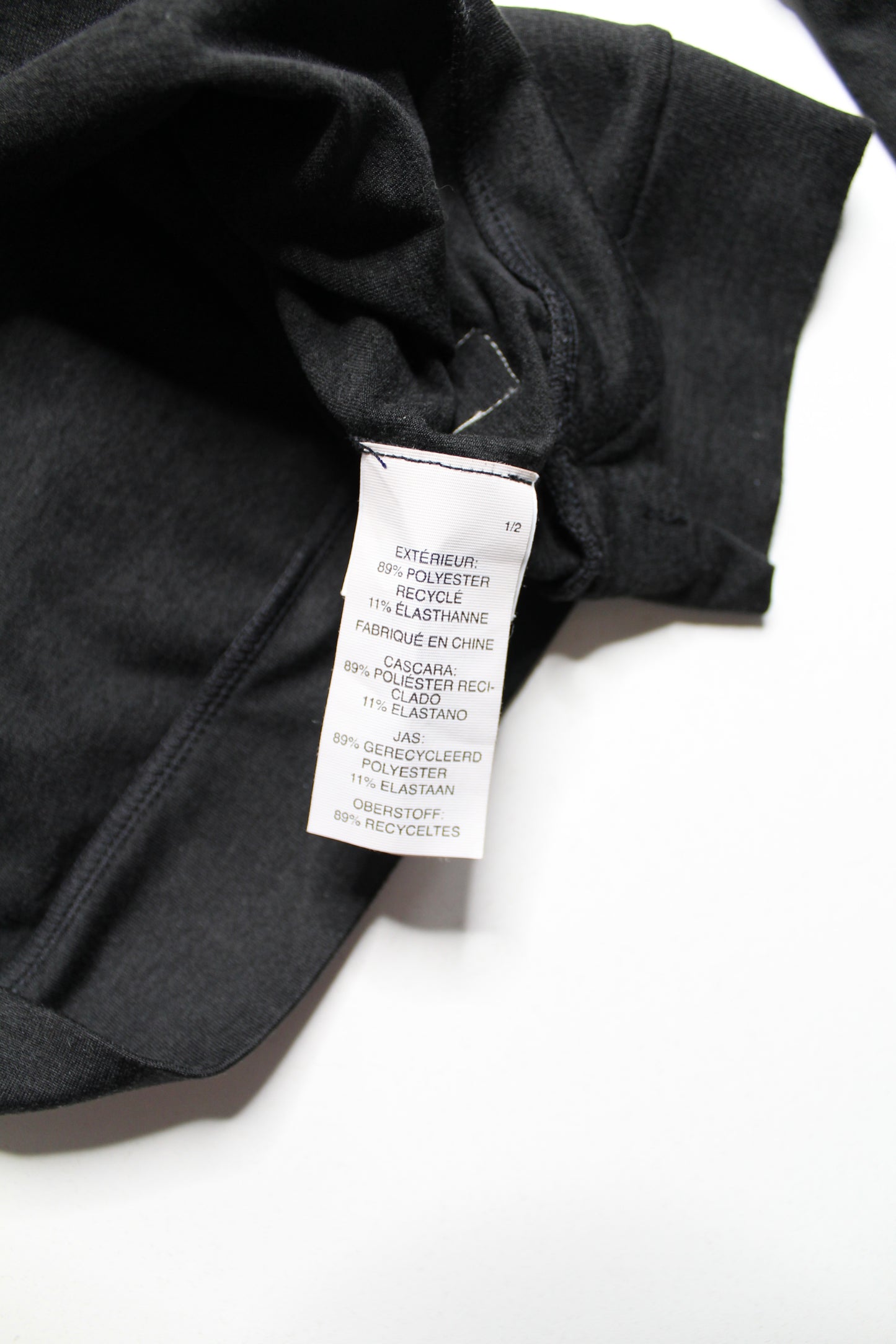 Vuori black pullover hoodie, size small (relaxed fit)