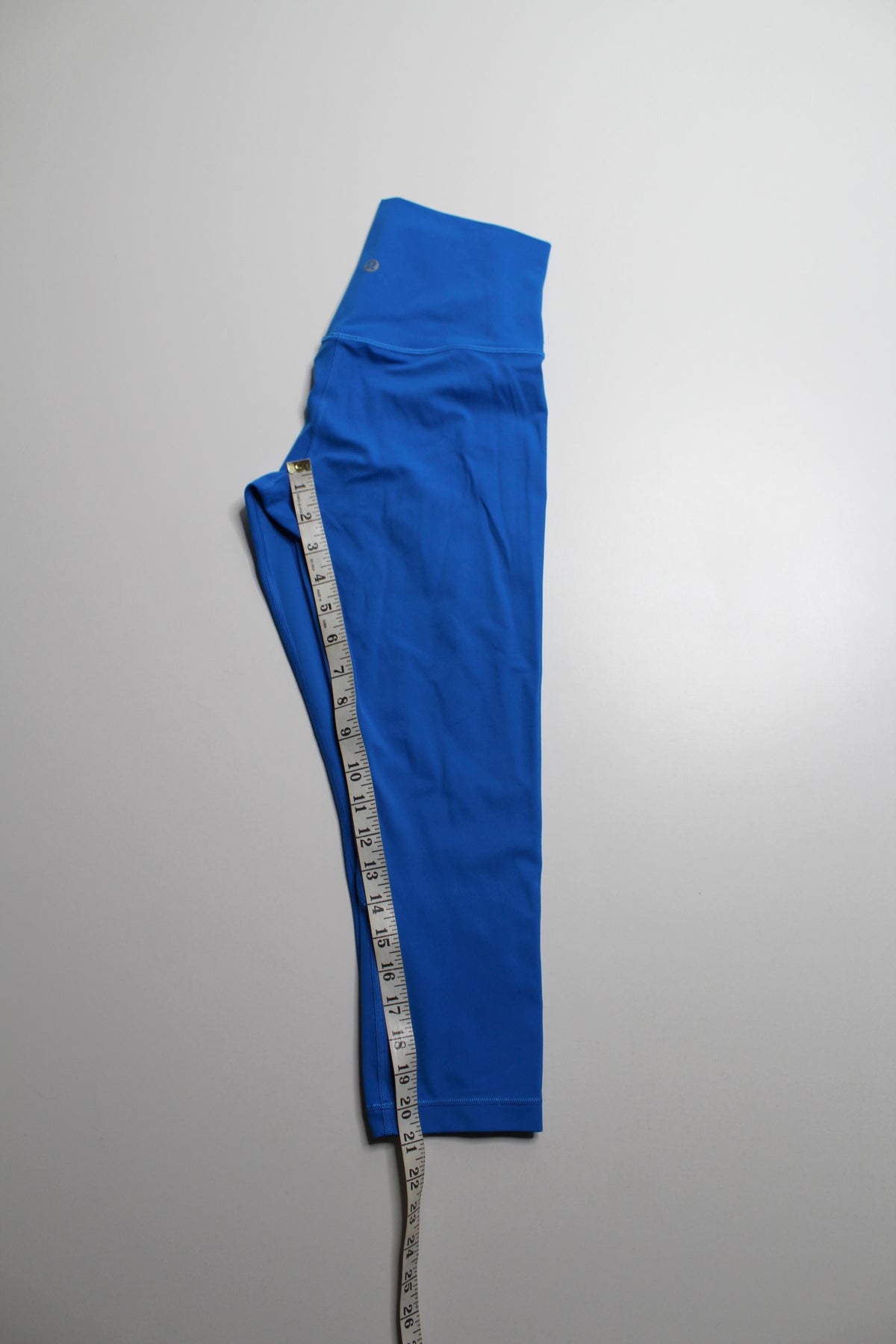 Lululemon poolside ‘align’ crop leggings, size 6 (21”)