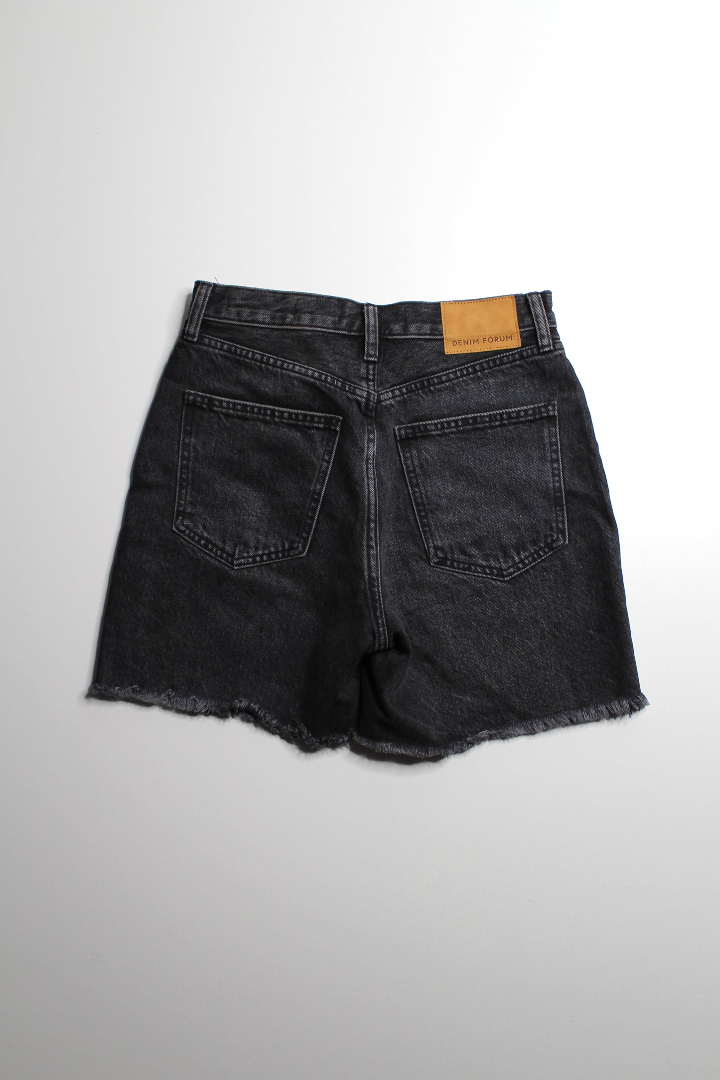 Aritzia Denim Forum black ‘boyfriend loose mid thigh’ jean shorts, size 26