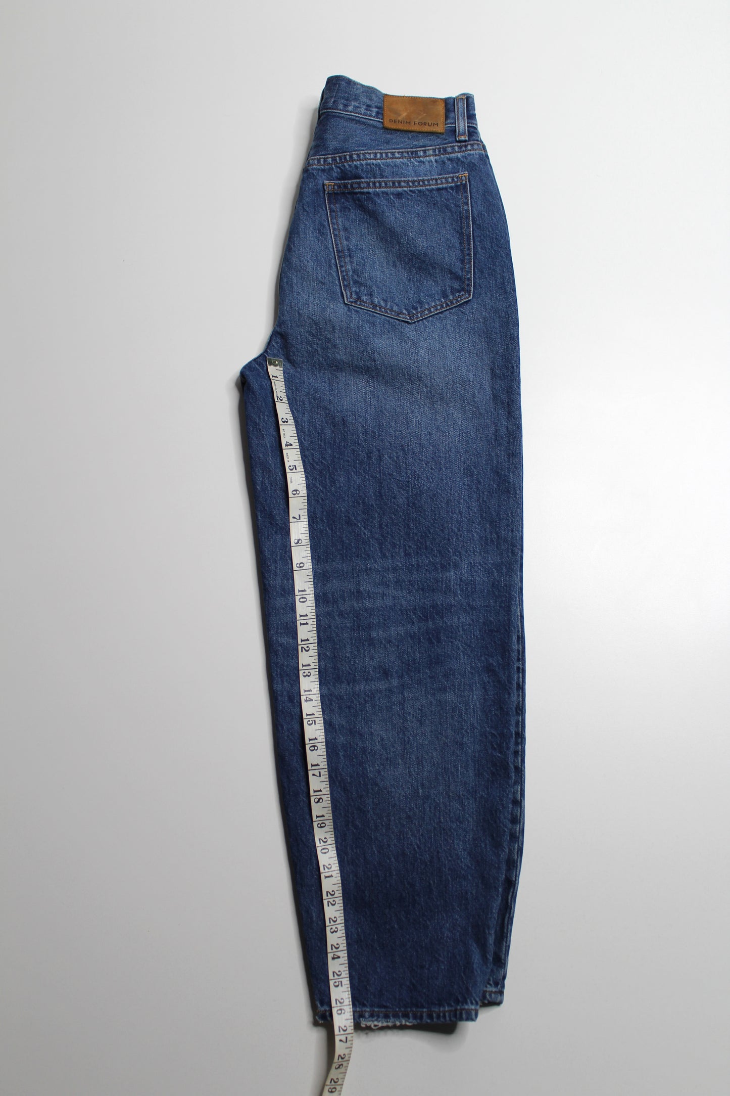 Aritzia Denim Forum high rise ‘Gia carrot’ jean, no size. Fits like 28 (28L)