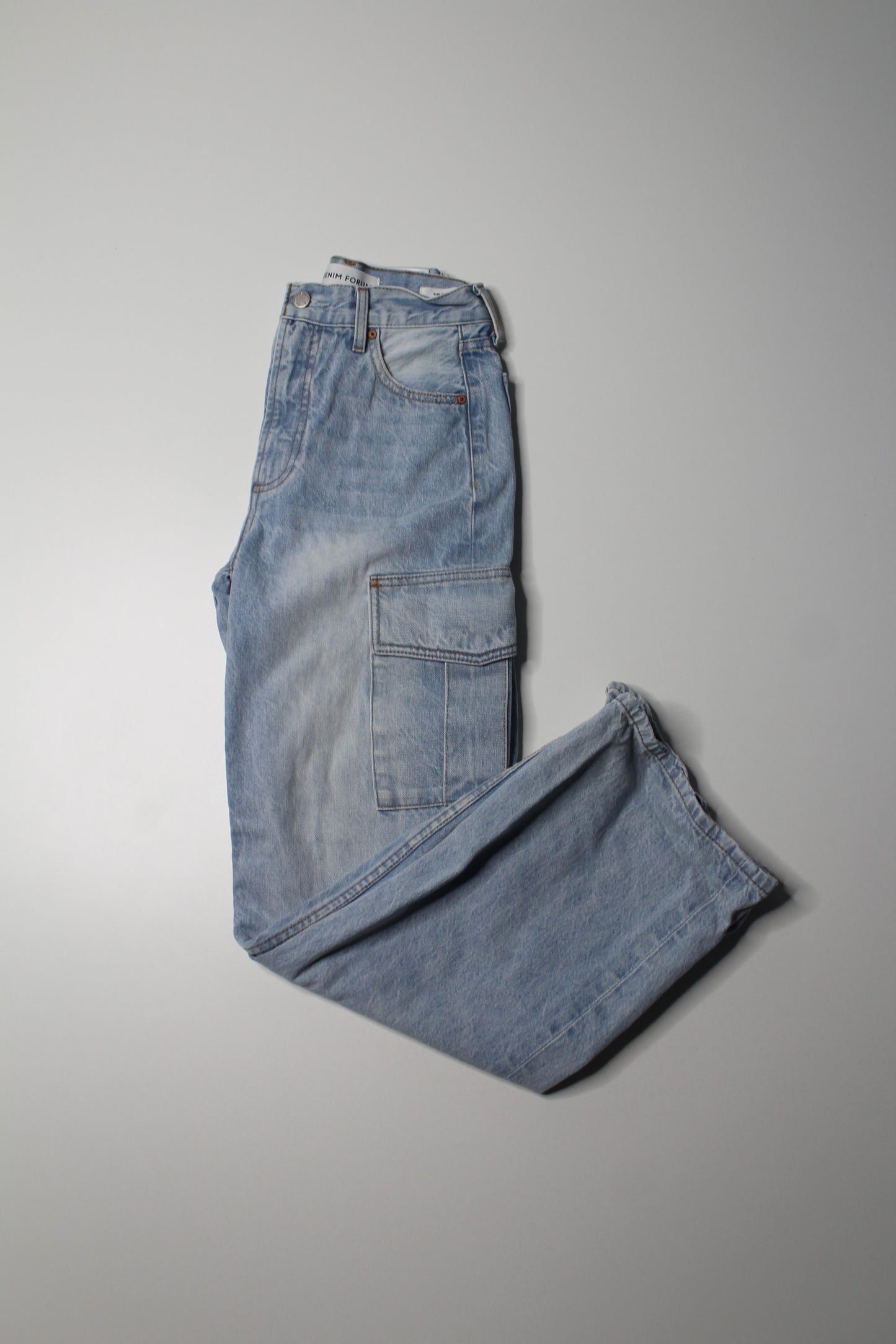 Denim Forum light wash ‘farrah hi-rise wide leg’ cargo jeans, size 24