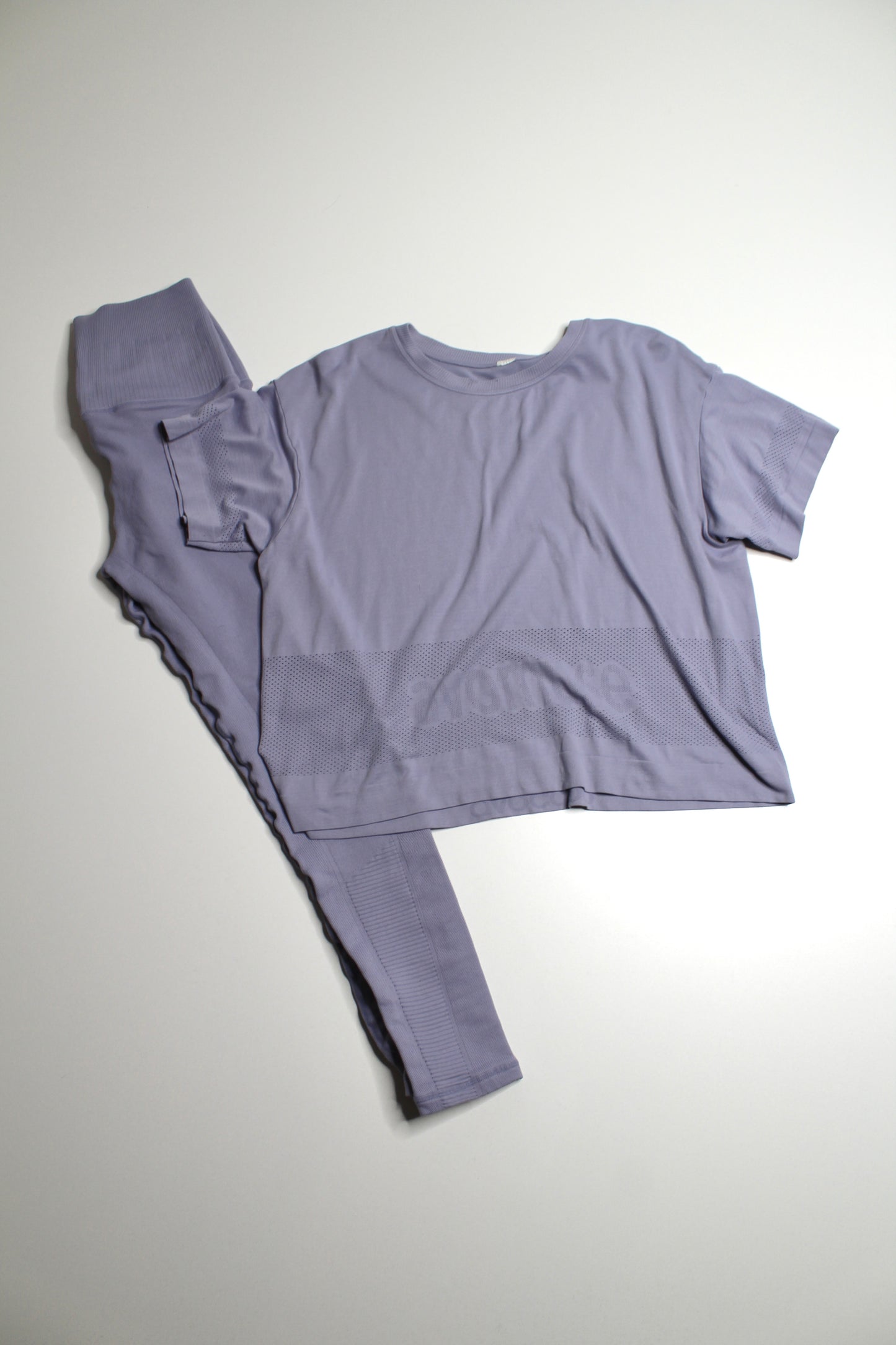 STYLE BOX Avocado lilac fog seamless leggings + t shirt SET, size small (includes 2 pieces)