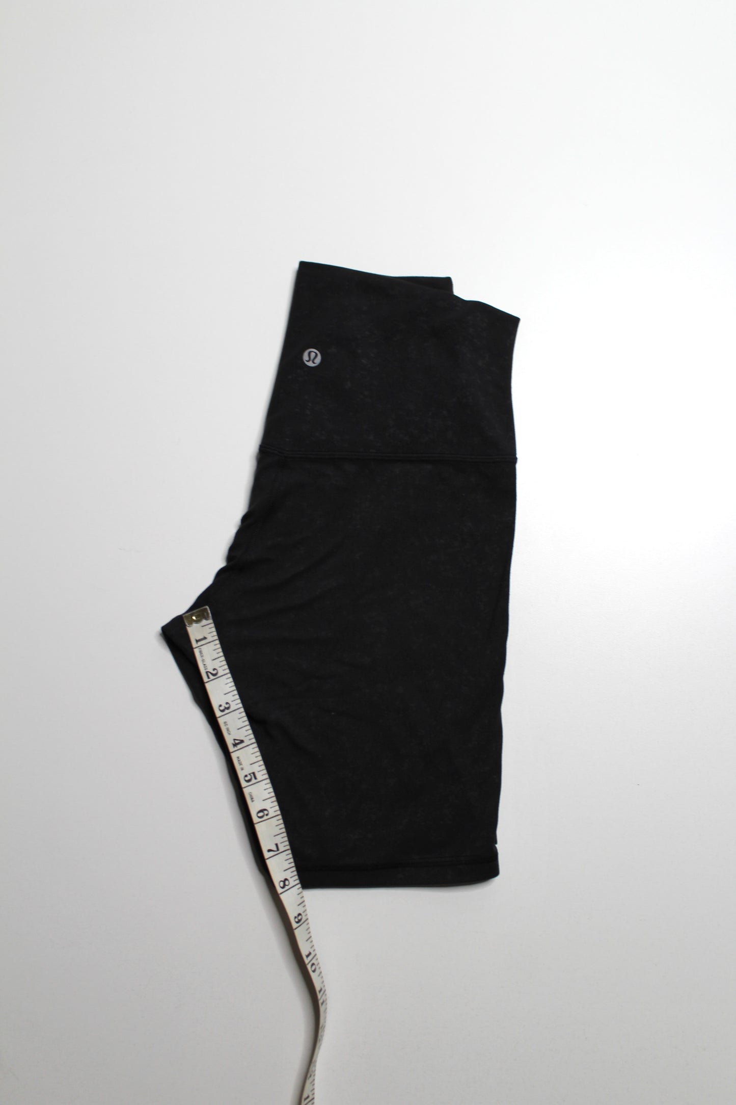 Lululemon black pattern ‘align’ shorts, size 6 (8”)