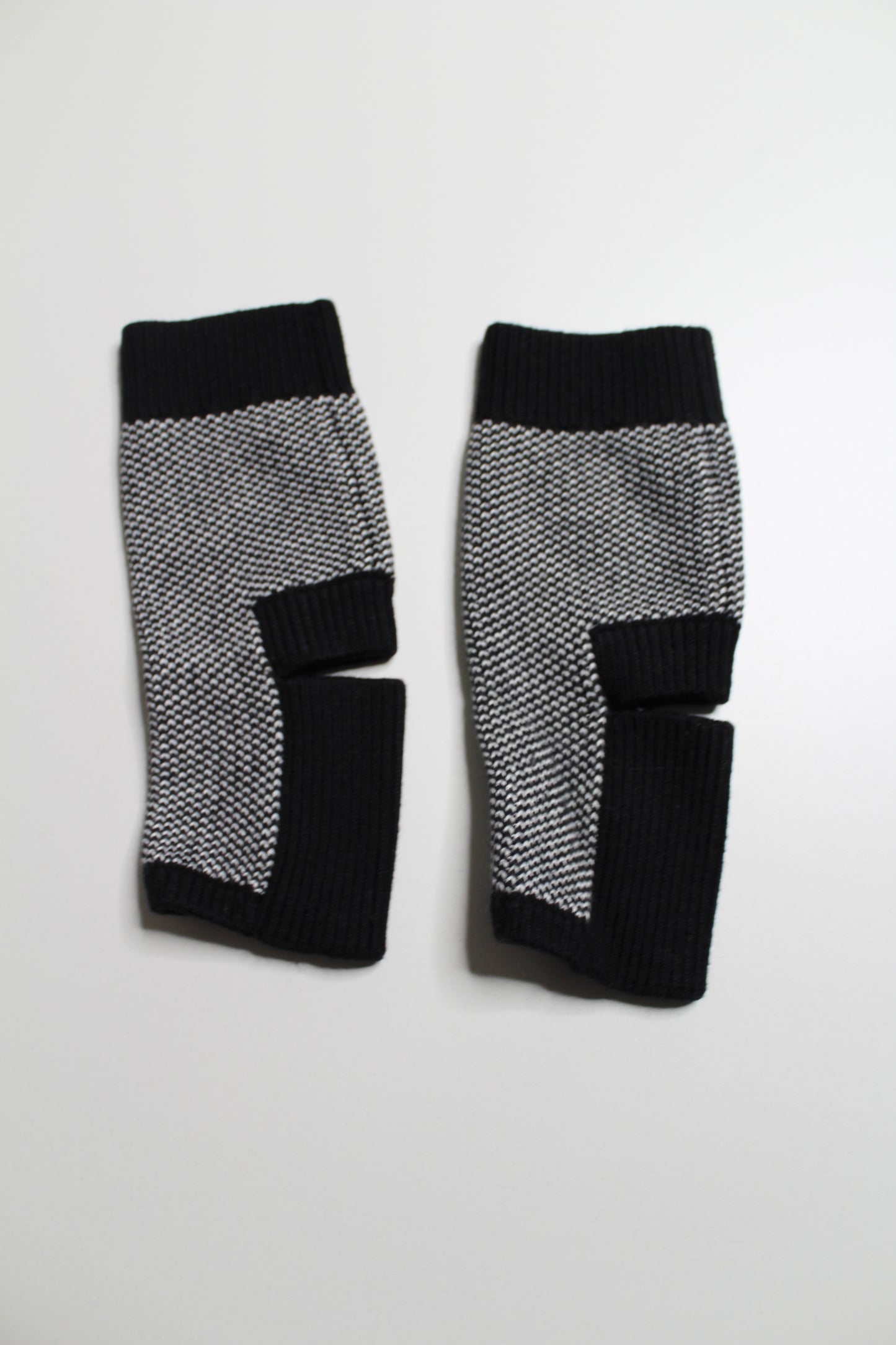 Lululemon grey/black knit ankle warmers