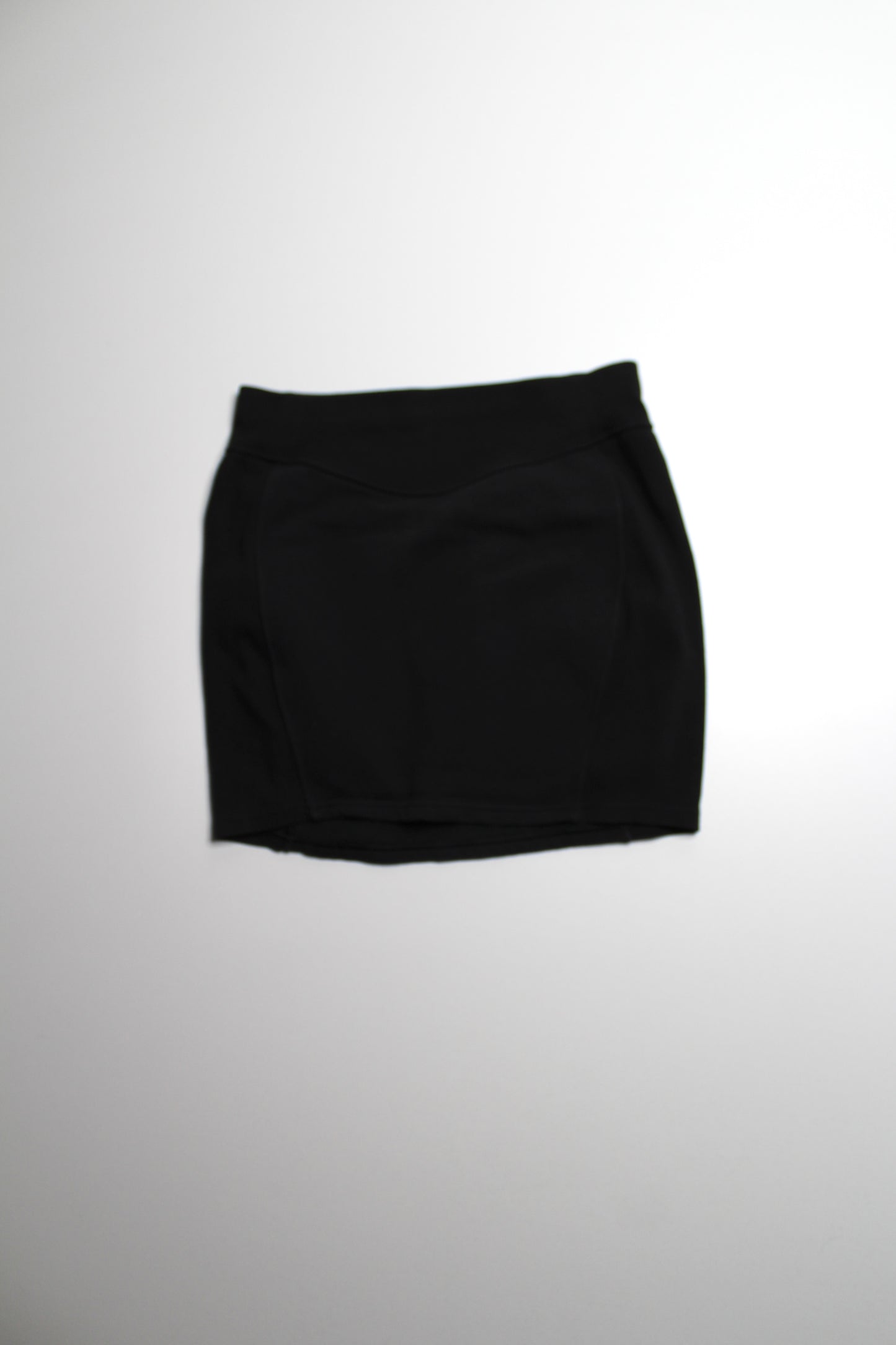 Lululemon black ‘scuba high rise mini’ skirt, size medium (fits 6/8)