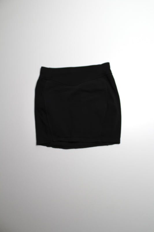 Lululemon black ‘scuba high rise mini’ skirt, size medium (fits 6/8)