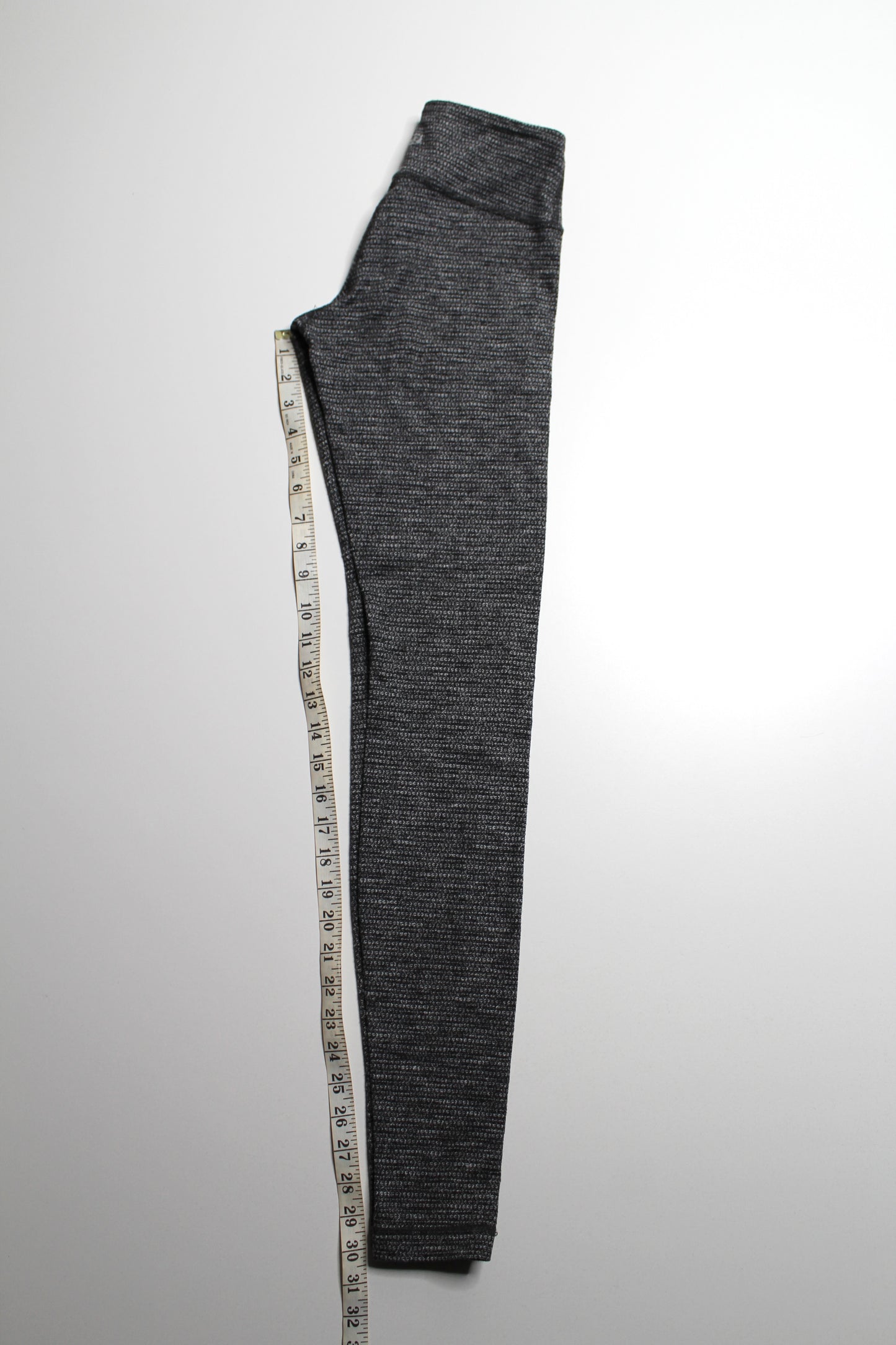 Lululemon variegated knit heathered black ‘wunder under’ leggings, size 4 (30”)
