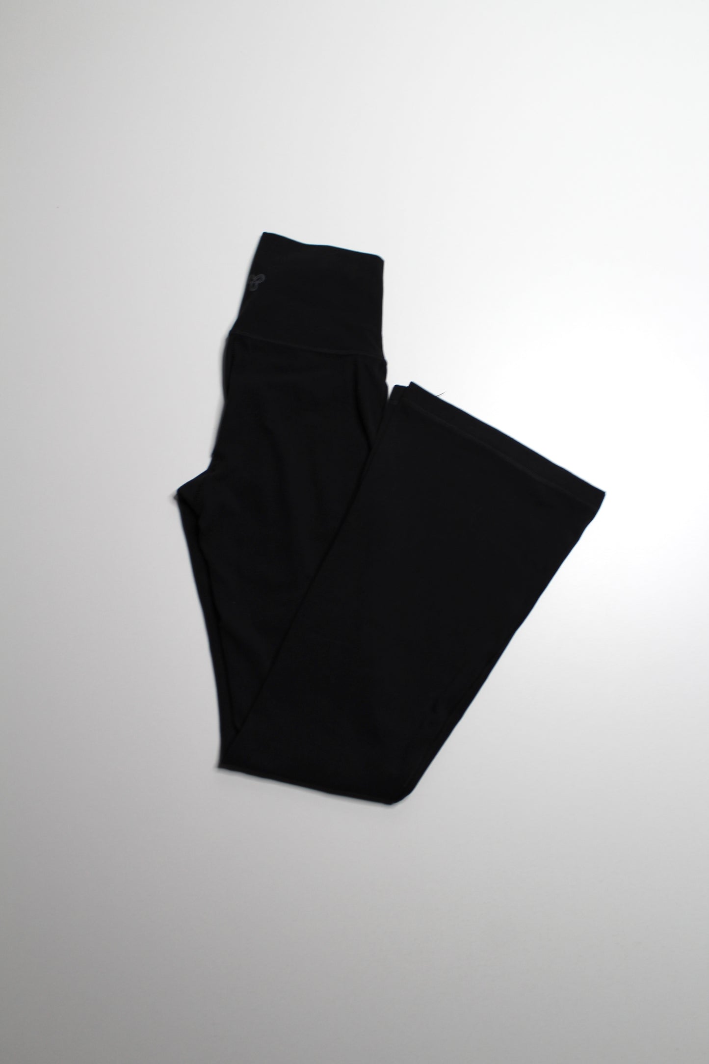 Aritzia TNA action hi-rise black flared pant, size xs (26”)
