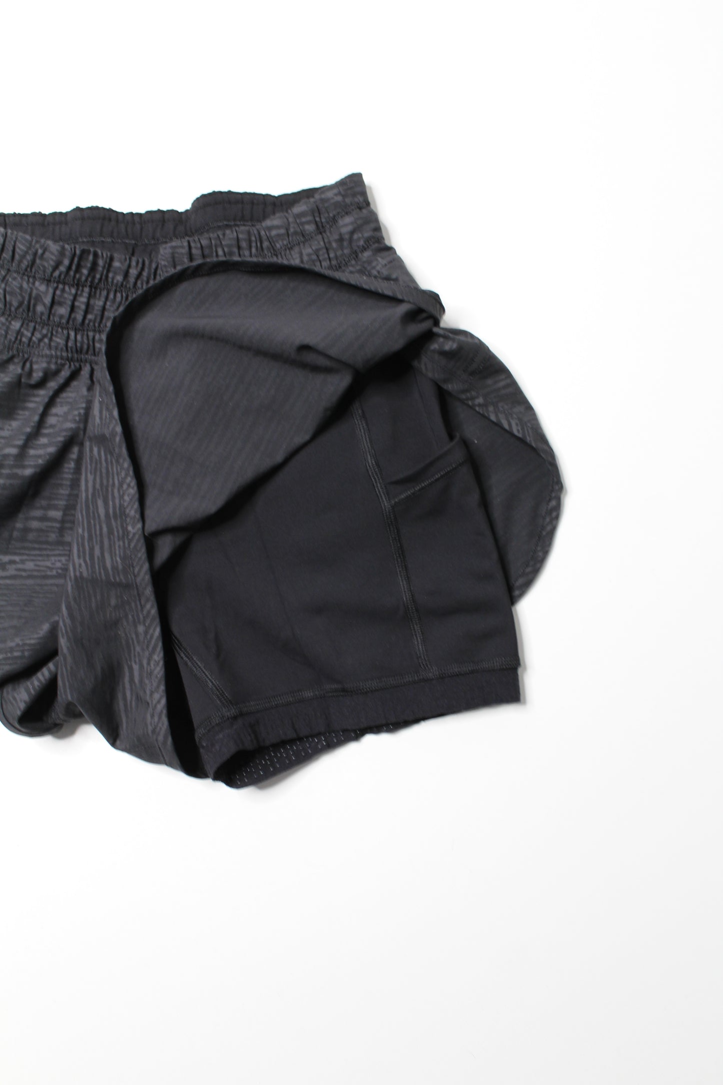 Lululemon stride emboss black ‘bootcamp’ shorts, size 4 (3.5”)