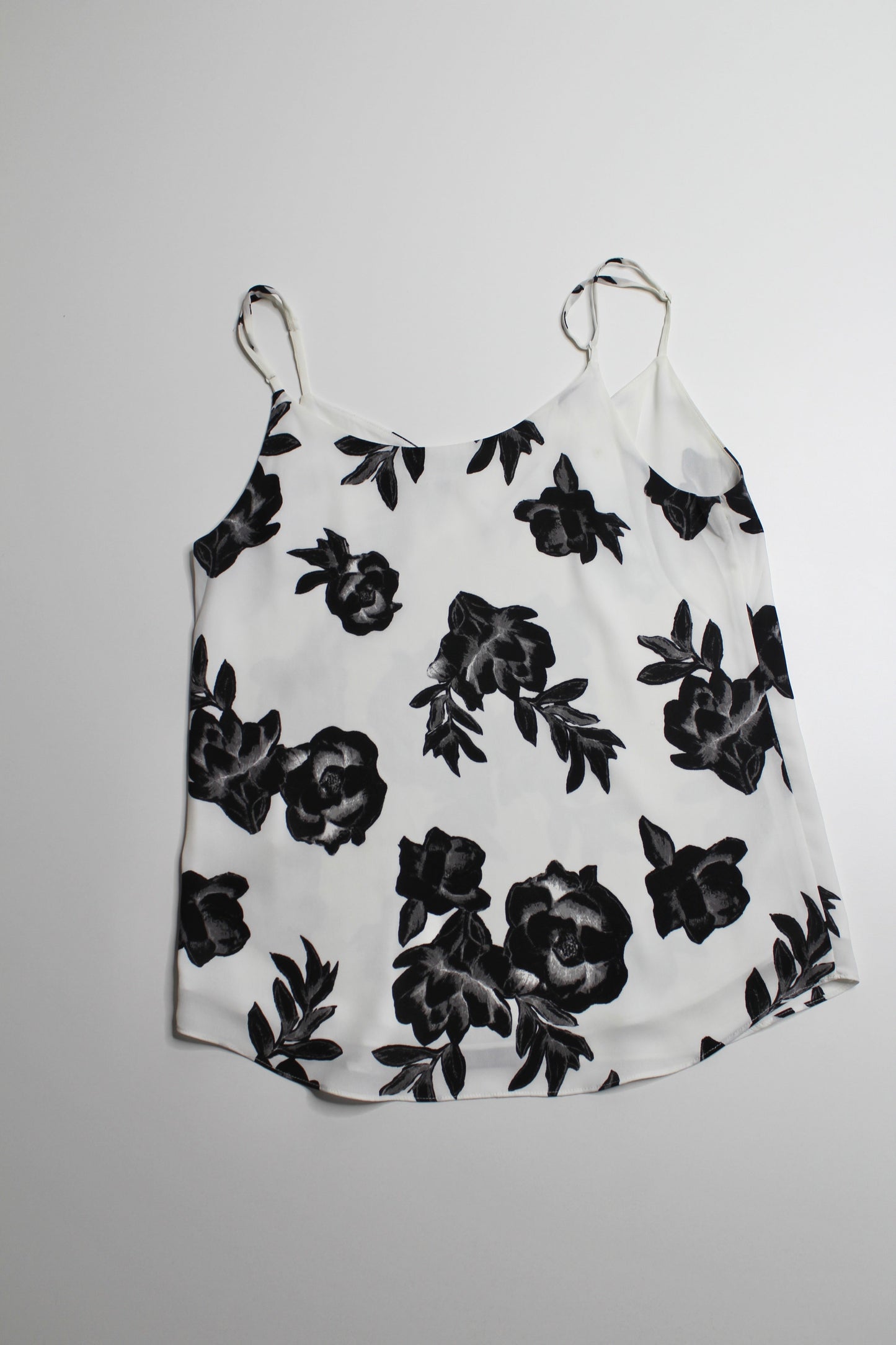 Aritzia  babaton black / white floral Everly v neck camisole, size xxs