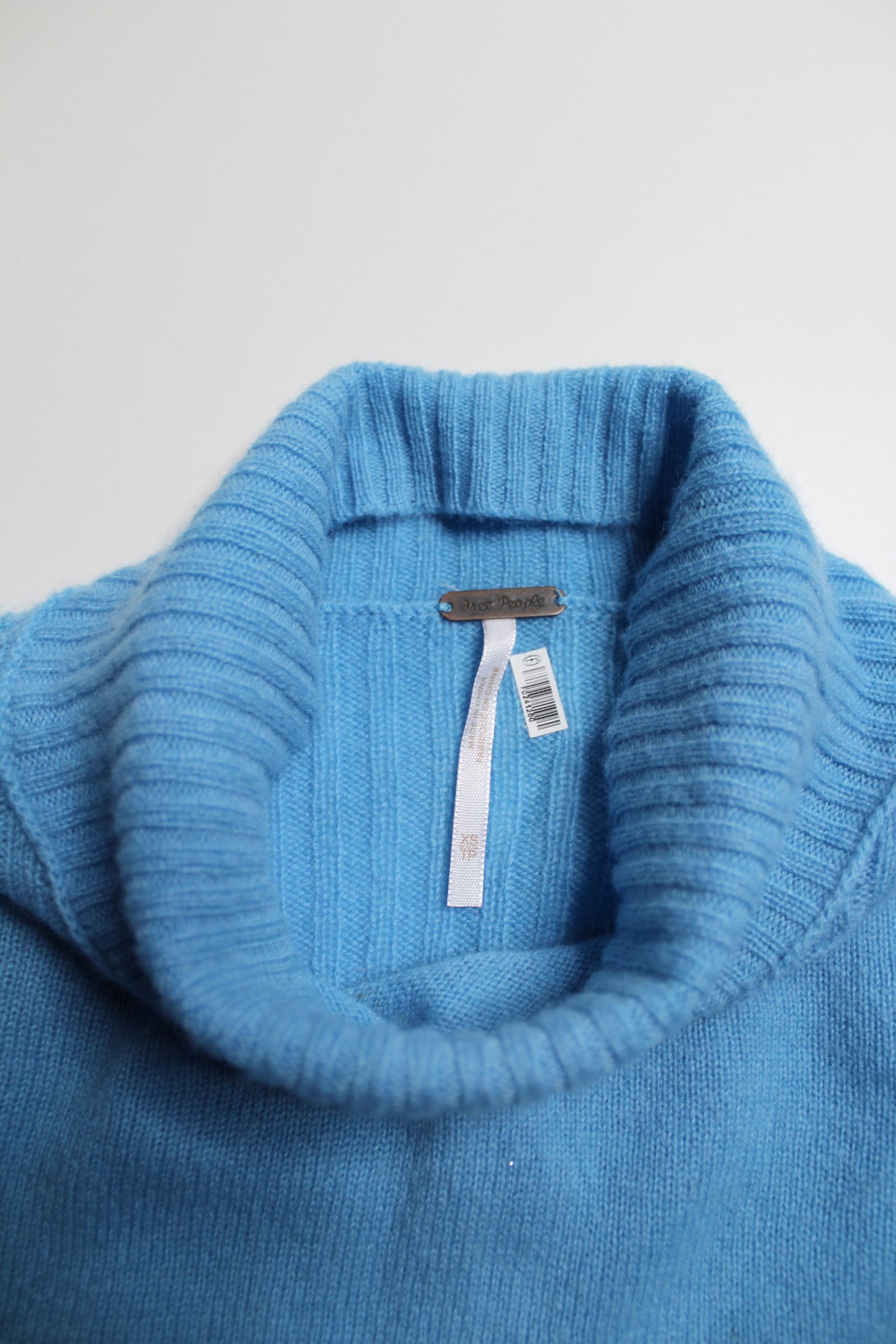 Free People blue ‘Aubrey’ cashmere mock neck cropped sweater, size xs (relaxed fit)