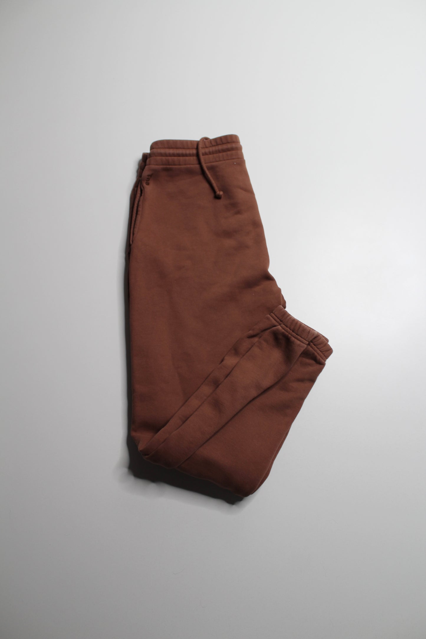 Aritzia TNA ‘perfect’ terra cotta brown joggers, size medium