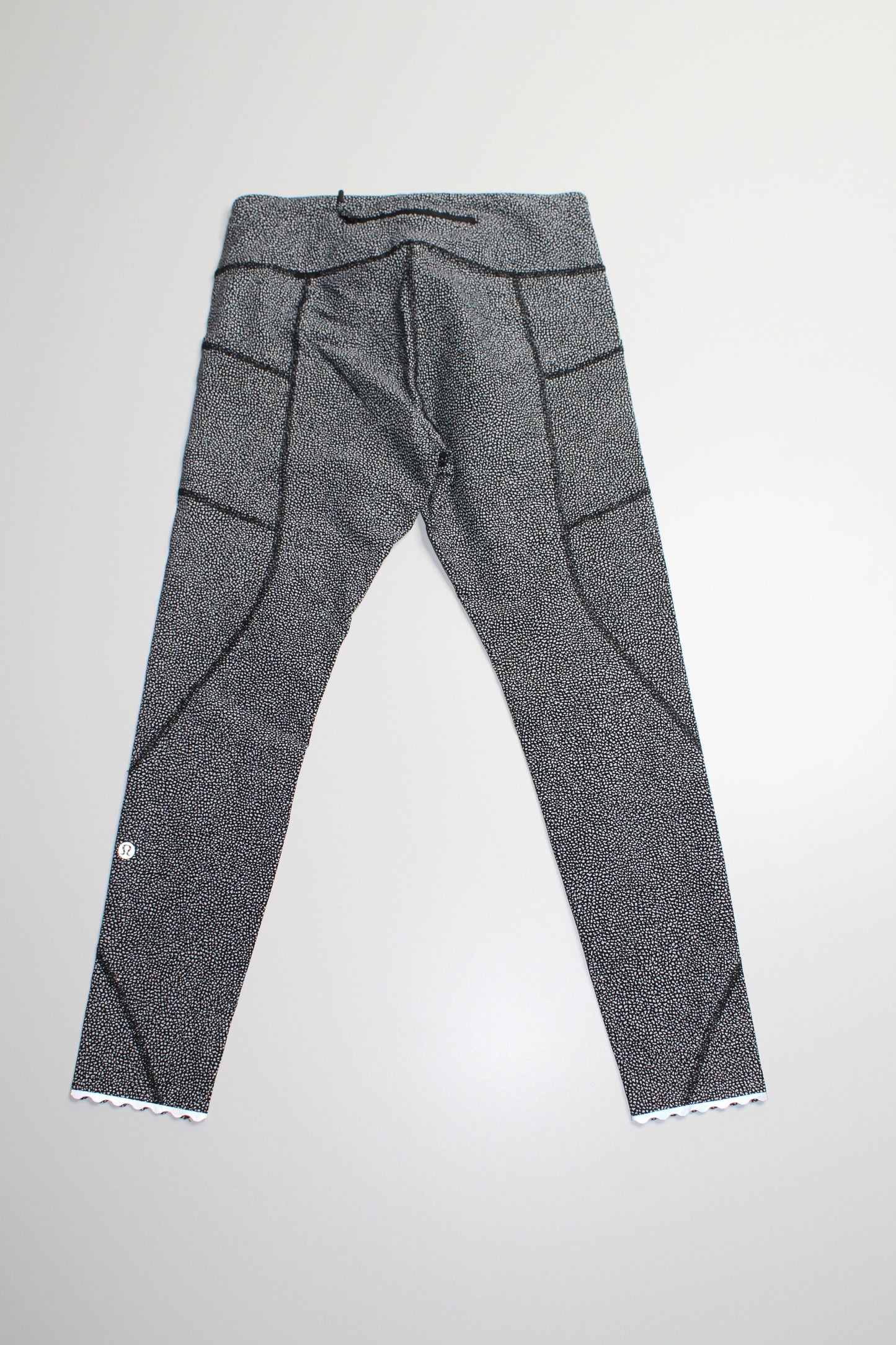 Lululemon chakra print alpine white black ‘tight stuff’ tights size 8 *full on luxtreme